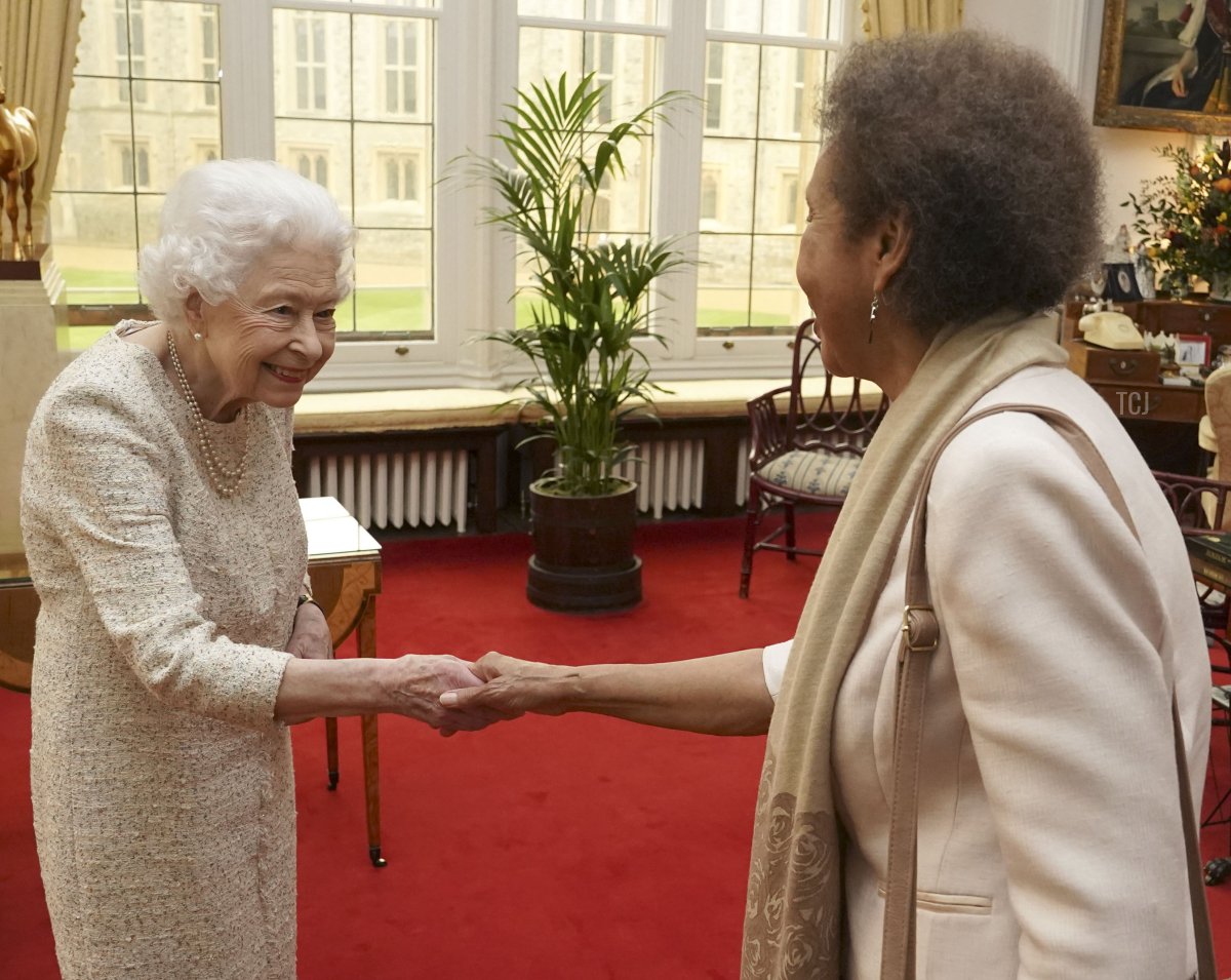 La regina britannica Elisabetta II presenta la Medaglia d'Oro della Regina per la Poesia alla poetessa guyanese Grace Nichols durante un'udienza privata al Castello di Windsor, il 16 marzo 2022