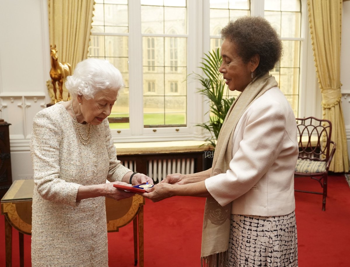 La regina britannica Elisabetta II presenta la Medaglia d'Oro della Regina per la Poesia alla poetessa guyanese Grace Nichols durante un'udienza privata al Castello di Windsor, il 16 marzo 2022