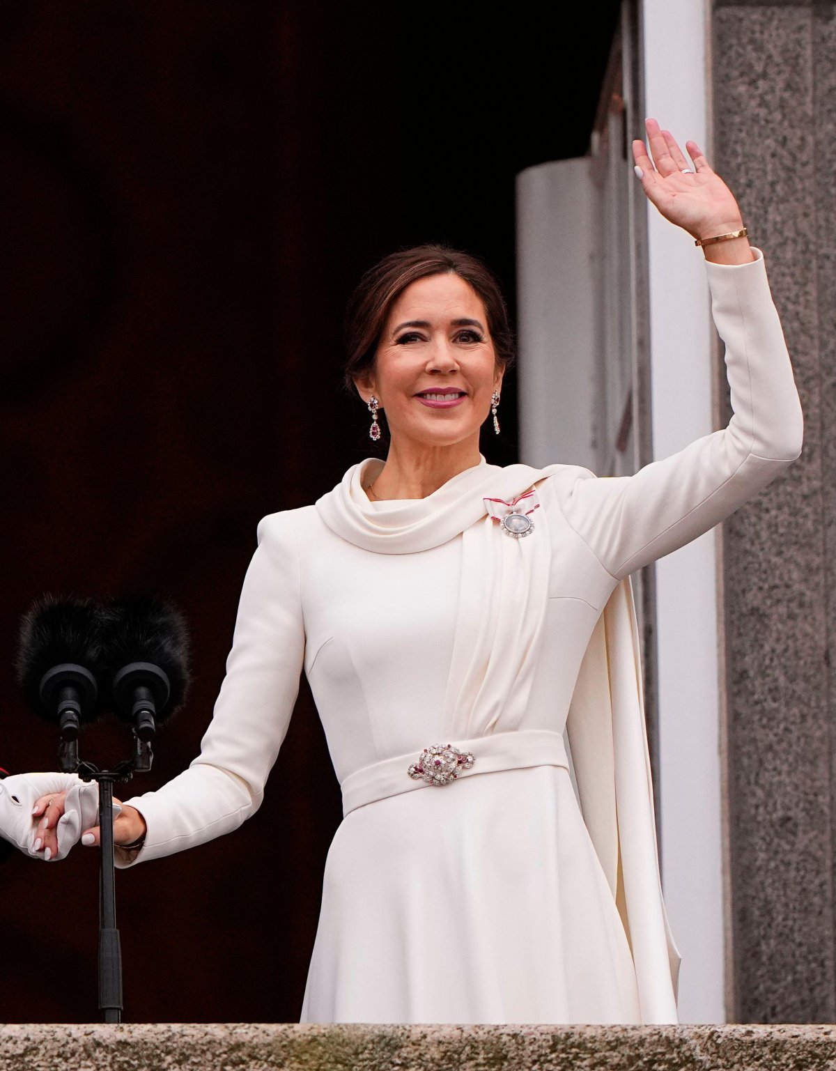 La Regina Mary di Danimarca è ritratta sul balcone del Palazzo di Christiansborg a Copenhagen dopo la cerimonia di proclamazione del Re Frederik X il 14 gennaio 2024 (Ritzau/Alamy)