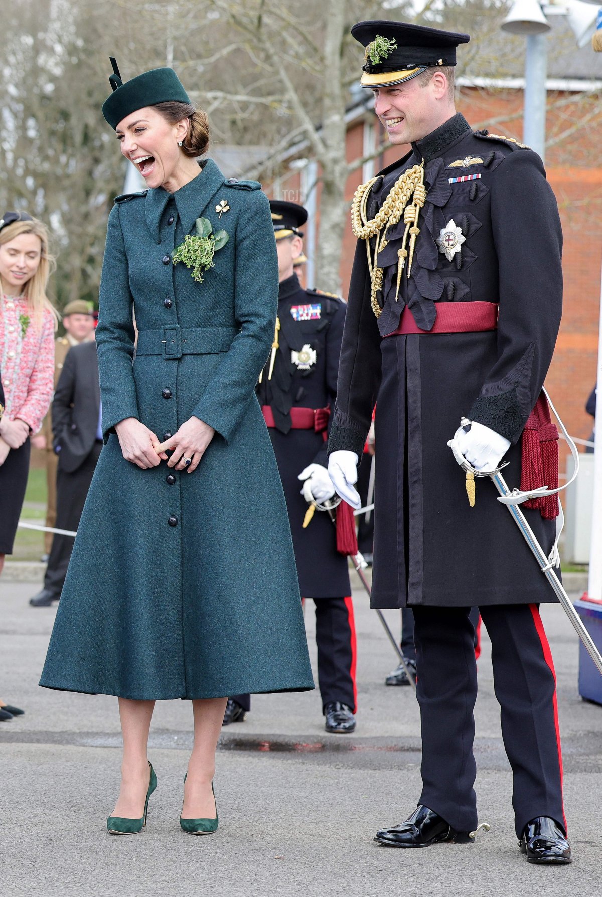 Catherine, Duchessa di Cambridge e il Principe William, Duca di Cambridge, reagiscono durante la loro visita al 1° Battaglione Irish Guards per la Parata del Giorno di San Patrizio, presso Mons Barracks in Aldershot, a sud-ovest di Londra, il 17 marzo 2022