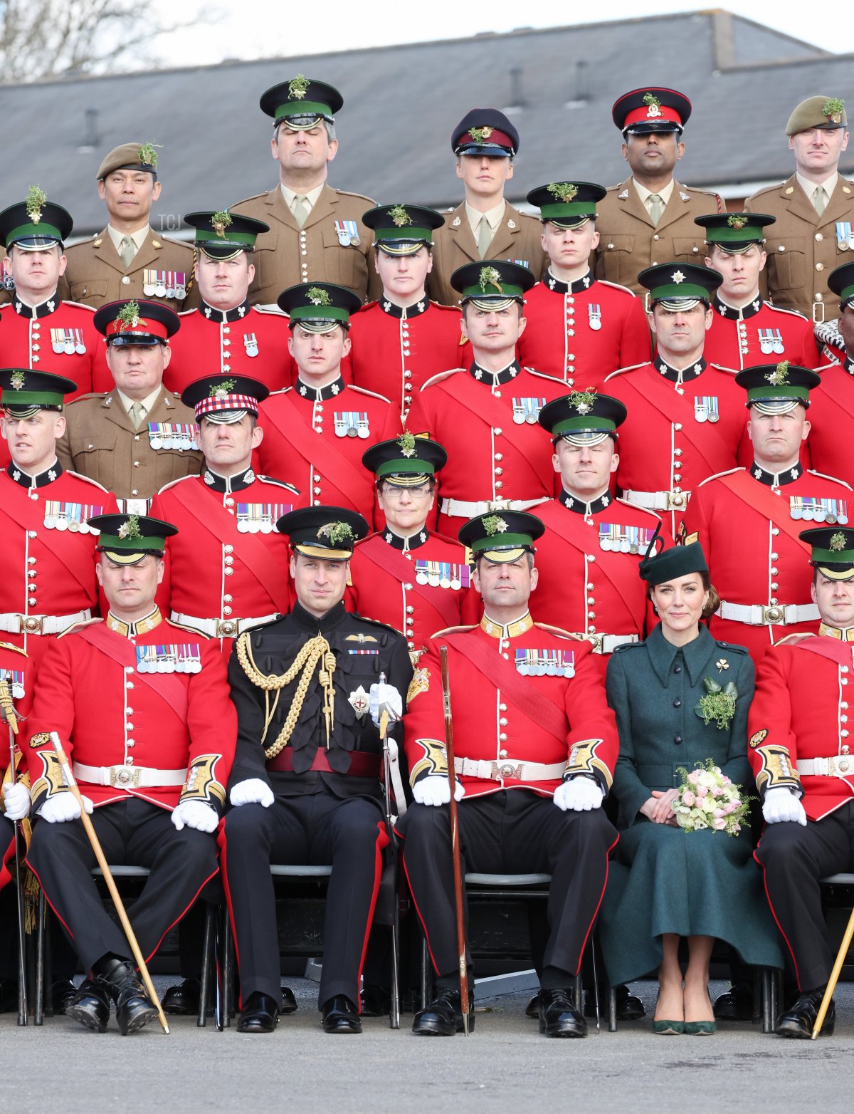 Il Principe William, Duca di Cambridge e Catherine, Duchessa di Cambridge posano con gli Irish Guards mentre partecipano alla Parata del Giorno di San Patrizio del 1° Battaglione Irish Guards presso Mons Barracks il 17 marzo 2022 ad Aldershot, Inghilterra