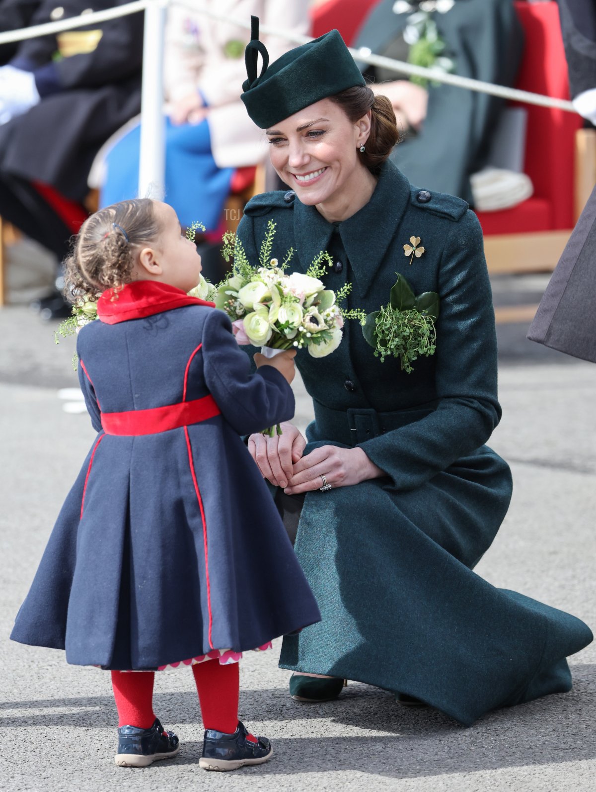 Catherine, Duchessa di Cambridge con la piccola Gaia Money di 20 mesi, mentre partecipa alla Parata del Giorno di San Patrizio del 1° Battaglione Irish Guards con il Principe William, Duca di Cambridge presso Mons Barracks il 17 marzo 2022 ad Aldershot, Inghilterra