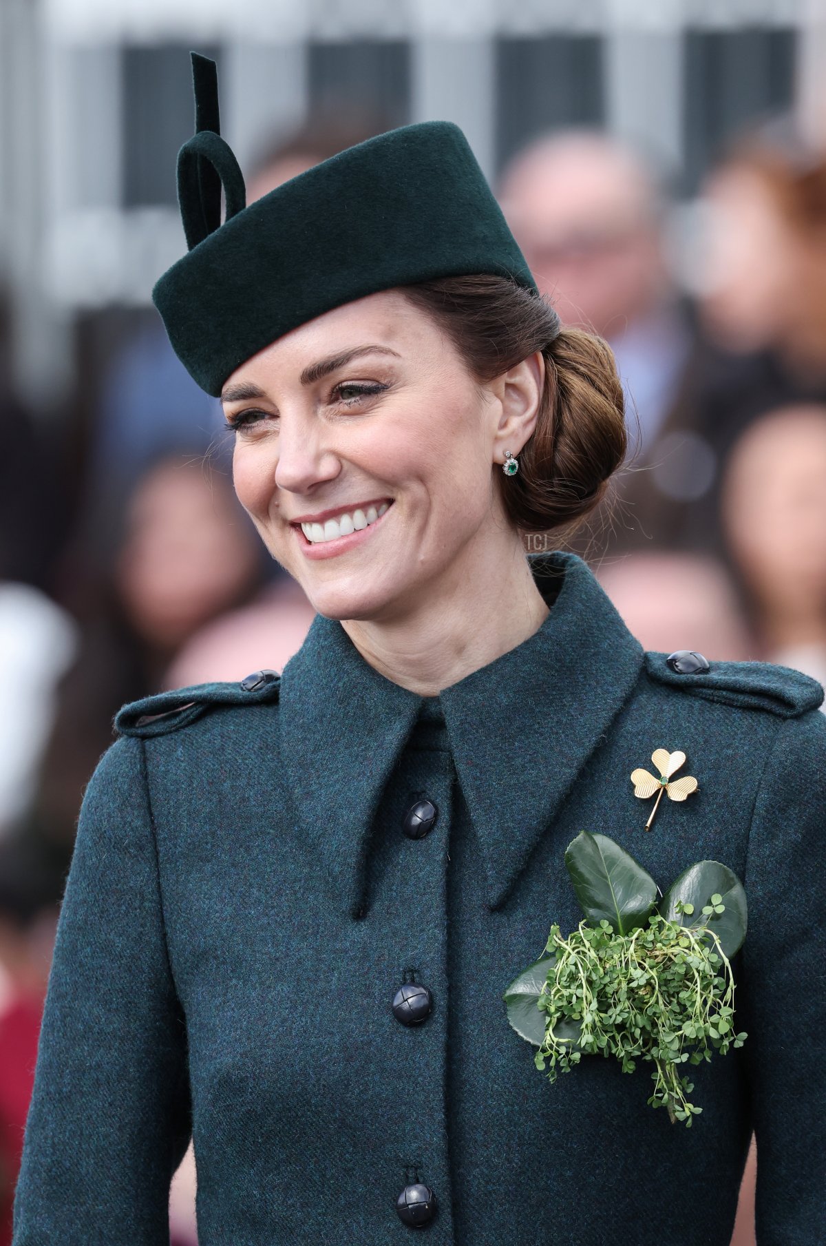 Catherine, Duchessa di Cambridge sorride mentre partecipa alla Parata del Giorno di San Patrizio del 1° Battaglione Irish Guards con il Principe William, Duca di Cambridge presso Mons Barracks il 17 marzo 2022 ad Aldershot, Inghilterra