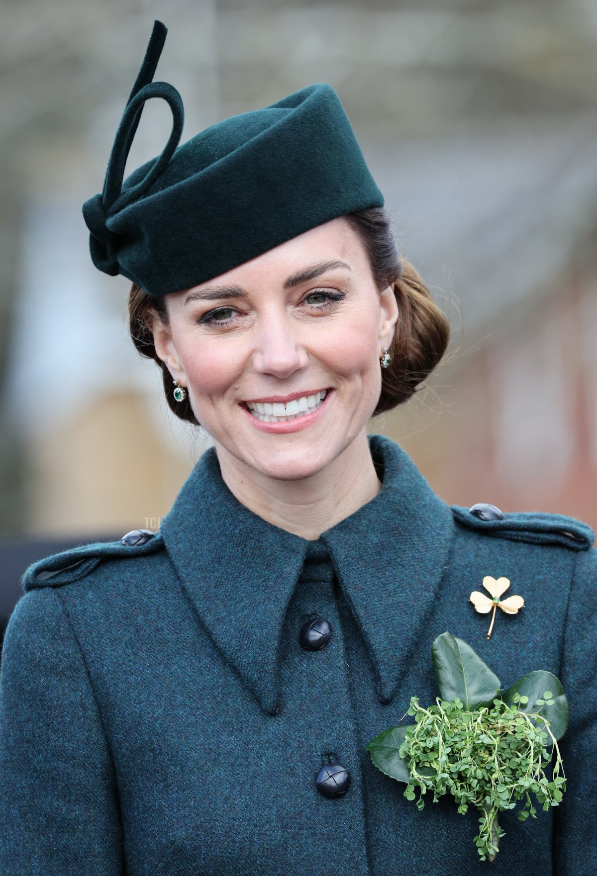 Catherine, Duchessa di Cambridge sorride mentre partecipa alla Parata del Giorno di San Patrizio del 1° Battaglione Irish Guards con il Principe William, Duca di Cambridge presso Mons Barracks il 17 marzo 2022 ad Aldershot, Inghilterra