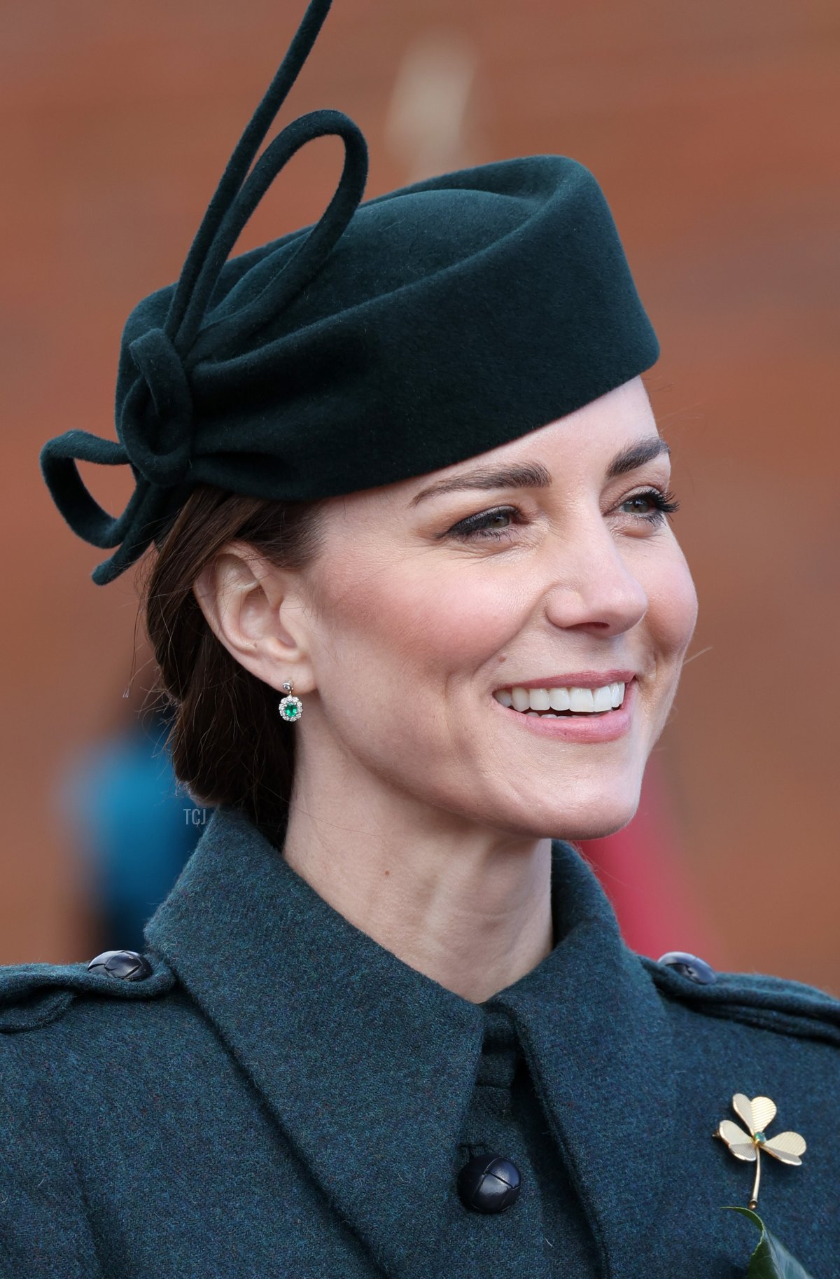 Catherine, Duchessa di Cambridge sorride mentre partecipa alla Parata del Giorno di San Patrizio del 1° Battaglione Irish Guards con il Principe William, Duca di Cambridge presso Mons Barracks il 17 marzo 2022 ad Aldershot, Inghilterra