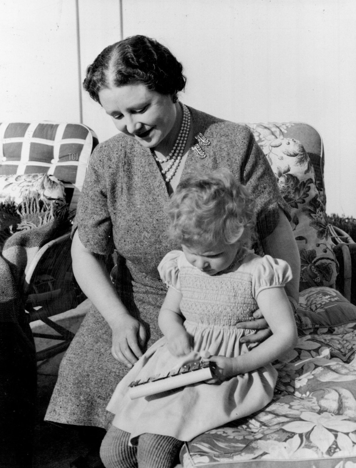 La Regina Madre ha riportato dalla sua tour americana molti doni inediti per la sua famiglia. 27 dicembre 1954