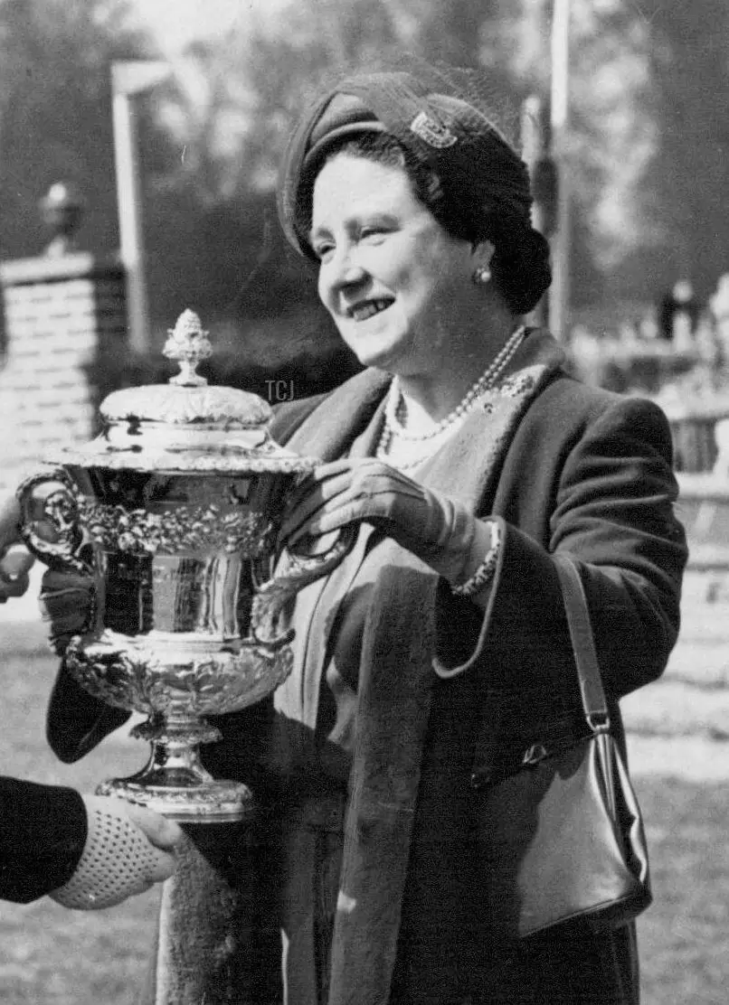 Vincitrice ed Equestre Olimpica - Sua Maestà la Regina Elisabetta Regina Madre presenta il Trofeo alla signorina Margaret (Hough) dopo la vittoria a Badminton, 23 apr 1954