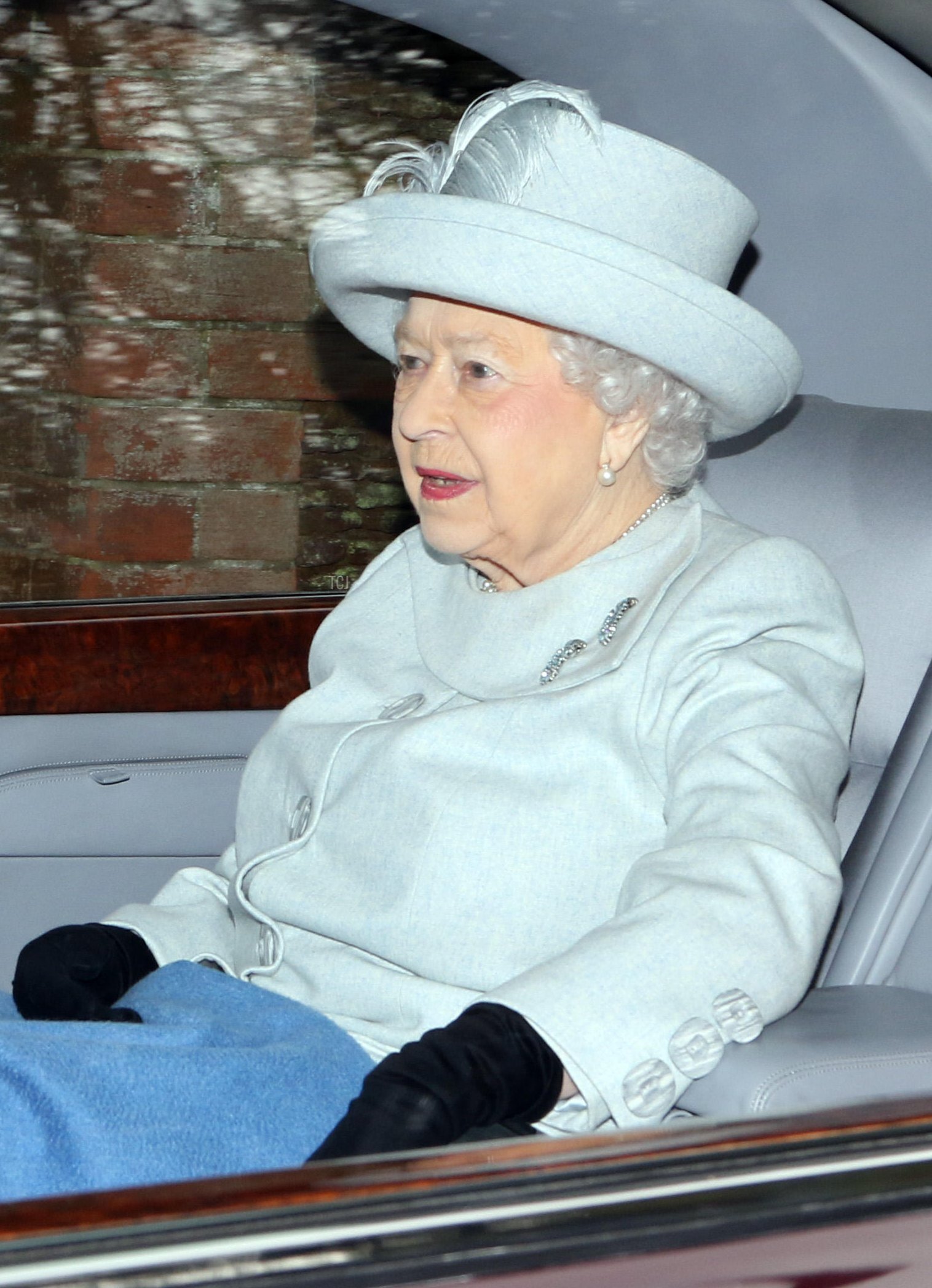 La Regina Elisabetta II lascia la chiesa di St. Mary Magdalene dopo il servizio domenicale, la vigilia di Natale, a Sandringham, Norfolk, il 24 dicembre 2017