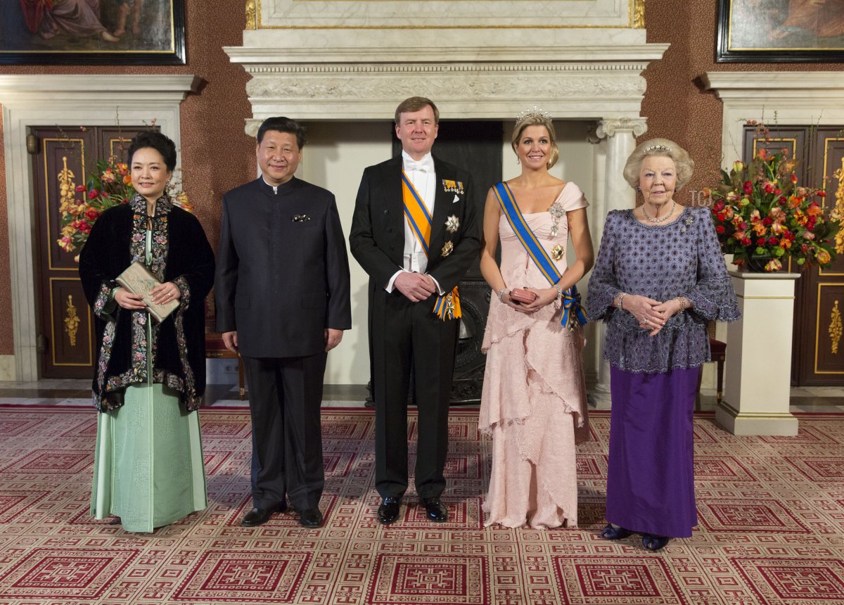 Peng Liyuan, moglie del Presidente cinese Xi Jinping, il Presidente cinese Xi Jinping, il Re Guglielmo Alessandro d'Olanda, la Regina Massima d'Olanda e la Principessa Beatrix d'Olanda si sono fatti fotografare ufficialmente al Palazzo Reale al momento dell'arrivo del Presidente cinese Xi Jinping il 22 marzo 2014 ad Amsterdam, Paesi Bassi