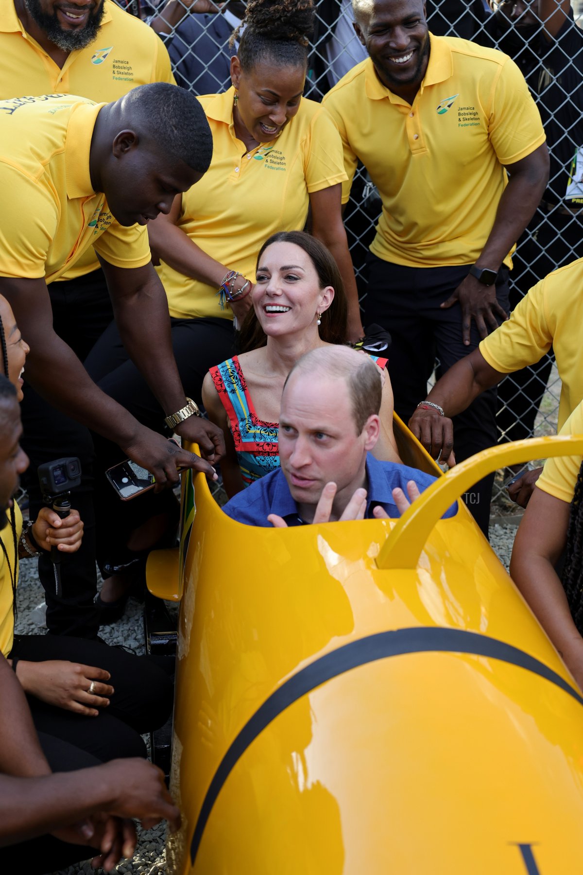 Il Principe William, Duca di Cambridge e Catherine, Duchessa di Cambridge incontrano il team di bob della Giamaica durante una visita a Trench Town, la culla della musica reggae, nel quarto giorno del Giubileo di Platino del Royal Tour dei Caraibi il 22 marzo 2022 a Kingston, Giamaica