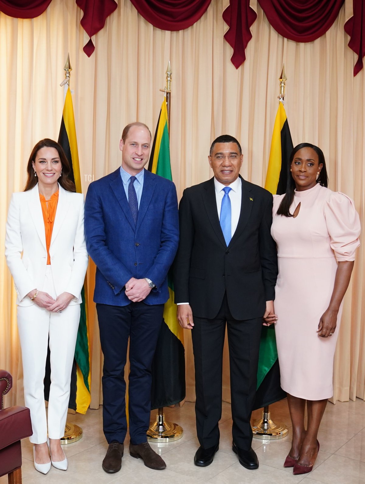 Il Principe William, Duca di Cambridge (2° a sinistra) e Catherine, Duchessa di Cambridge (a sinistra) posano per una foto con il Primo Ministro della Giamaica, Andrew Holness (2° a destra) e sua moglie Juliet (a destra) durante un incontro presso il suo ufficio il 23 marzo 2022 a Kingston, Giamaica