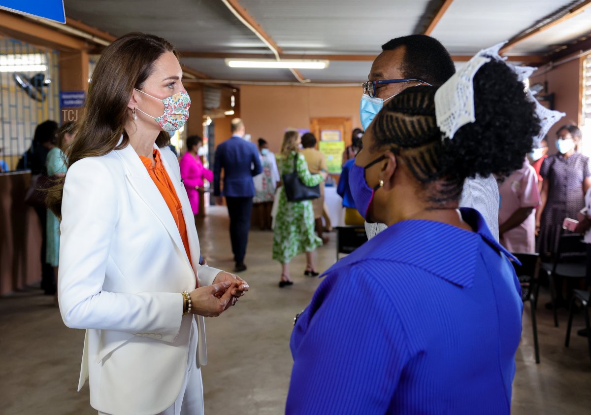 Catherine, Duchessa di Cambridge parla con il personale durante una visita all'ospedale di Spanish Town il 23 marzo 2022 a Spanish Town, Giamaica