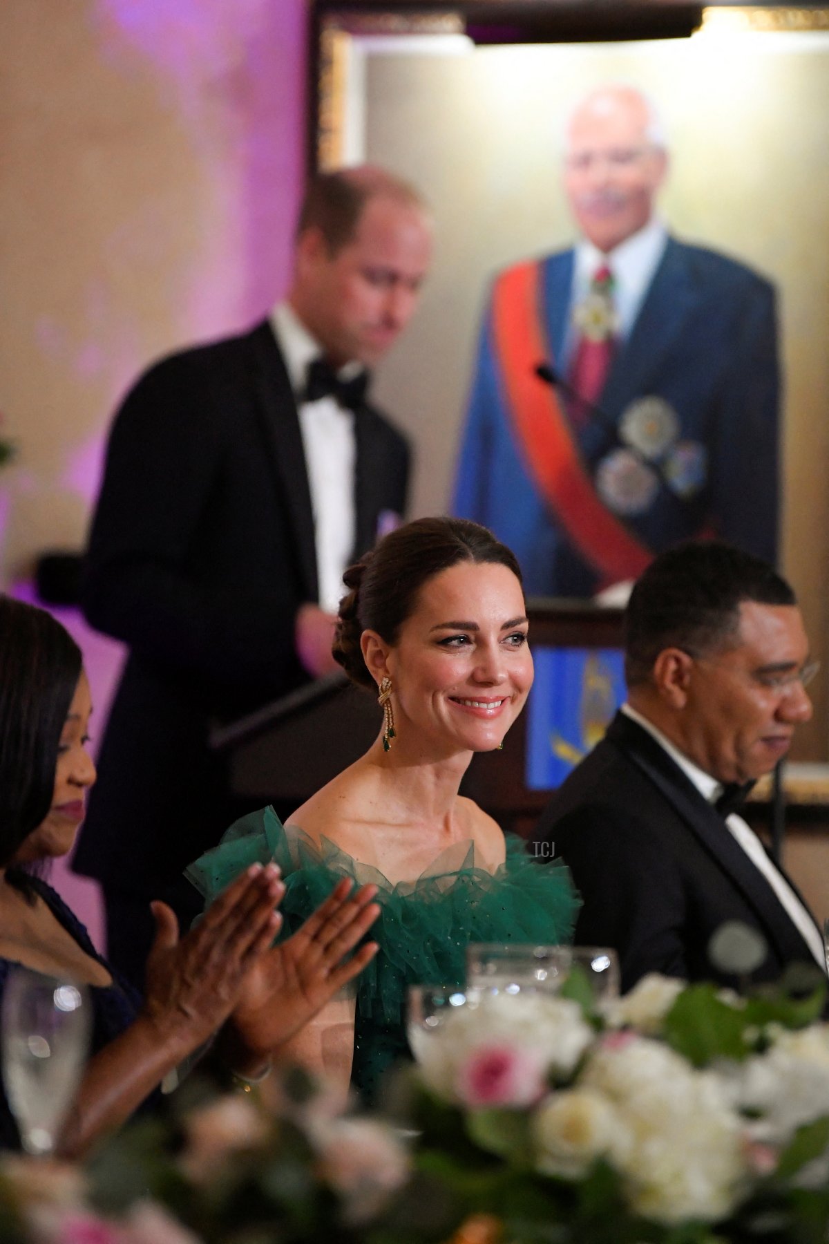 Catherine, Duchessa di Cambridge e il Primo Ministro della Giamaica Andrew Holness (a destra) ascoltano mentre il Principe William, Duca di Cambridge parla durante una cena ospitata dal Governatore Generale della Giamaica a King's House il 23 marzo 2022 a Kingston, Giamaica