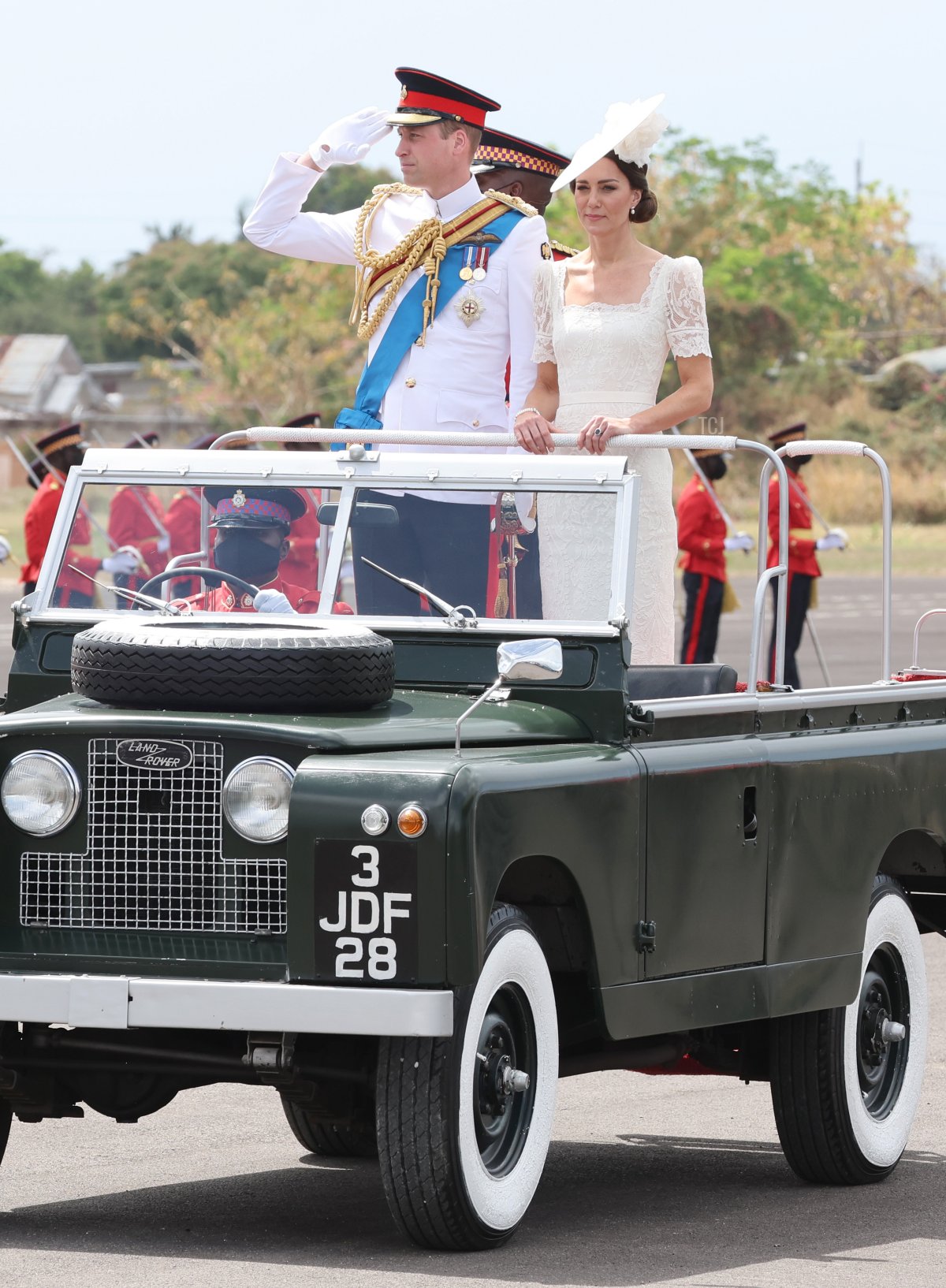 Il Principe William, Duca di Cambridge e Catherine, Duchessa di Cambridge partecipano alla cerimonia di Commissioning Parade per il personale della giamaica che ha recentemente completato il Programma di Formazione per Ufficiali dell'Accademia Militare dei Caraibi, presso le Forze Armate Giamaicane nel sesto giorno del Giubileo di Platino del Royal Tour dei Caraibi il 24 marzo 2022 a Kingston, Giamaica