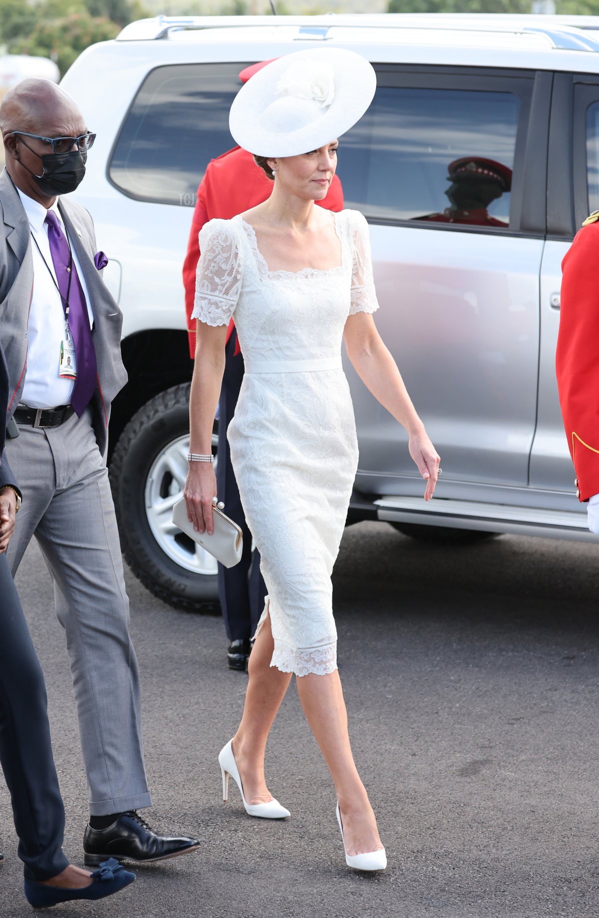 Catherine, Duchessa di Cambridge partecipa alla cerimonia di Commissioning Parade per il personale della Giamaica insieme al Principe William, Duca di Cambridge, presso le Forze Armate Giamaicane nel sesto giorno del Giubileo di Platino del Royal Tour dei Caraibi il 24 marzo 2022 a Kingston, Giamaica