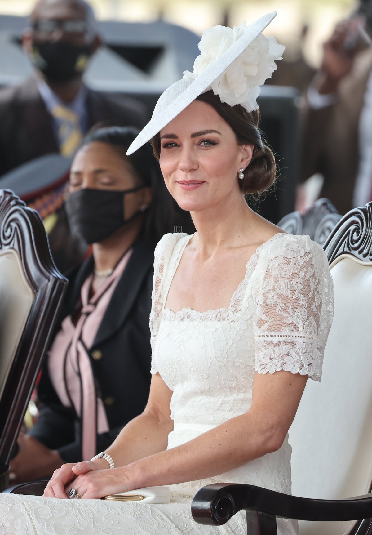 Catherine, Duchessa di Cambridge sorride mentre partecipa alla cerimonia di Commissioning Parade per il personale della Giamaica insieme al Principe William, Duca di Cambridge, presso le Forze Armate Giamaicane nel sesto giorno del Giubileo di Platino del Royal Tour dei Caraibi il 24 marzo 2022 a Kingston, Giamaica