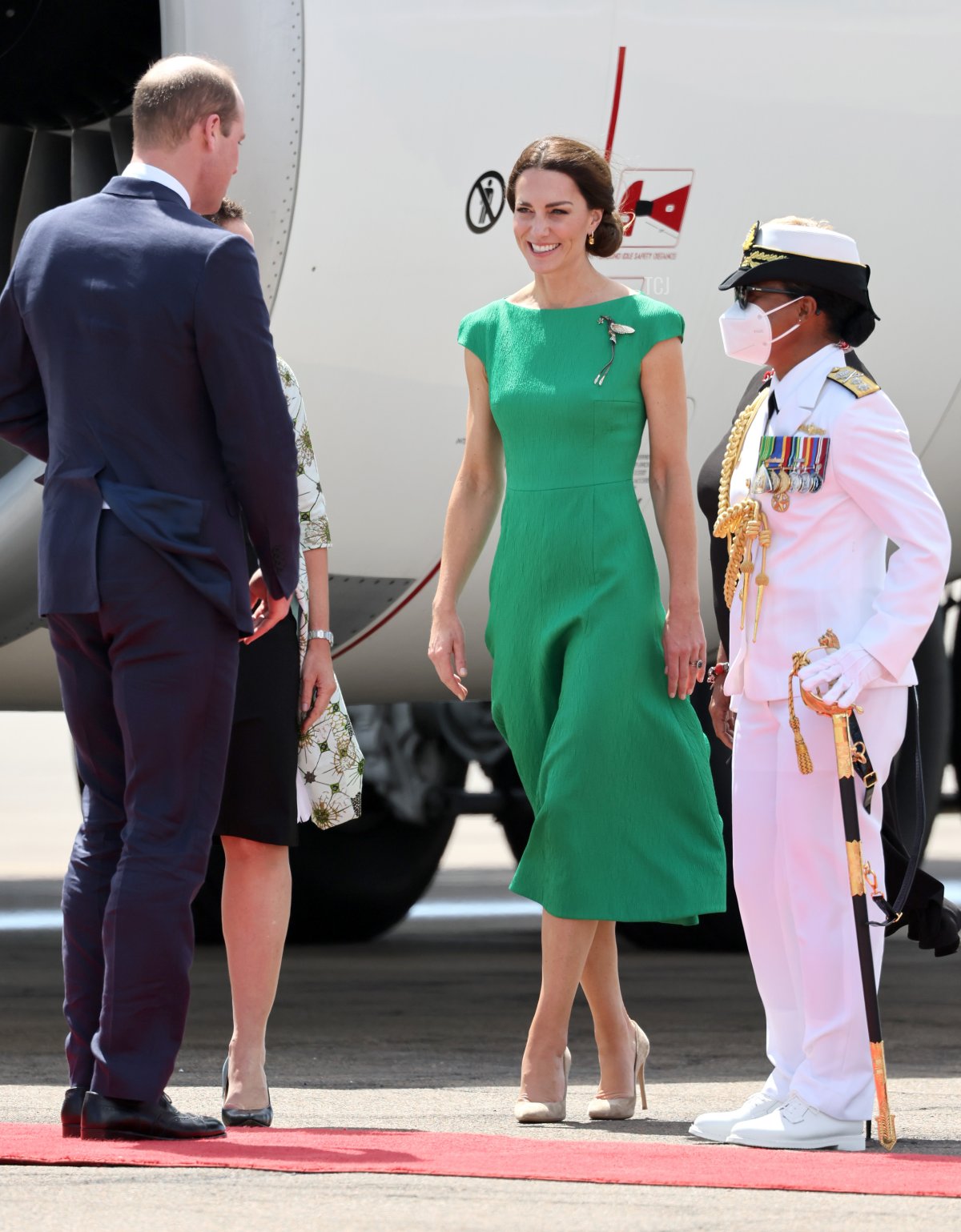 Il Principe William, Duca di Cambridge e Catherine, Duchessa di Cambridge parlano con dignitari prima della loro partenza a bordo del RAF Voyager dall'Aeroporto Internazionale Norman Manley nel sesto giorno del Giubileo di Platino del Royal Tour dei Caraibi il 24 marzo 2022 a Kingston, Giamaica