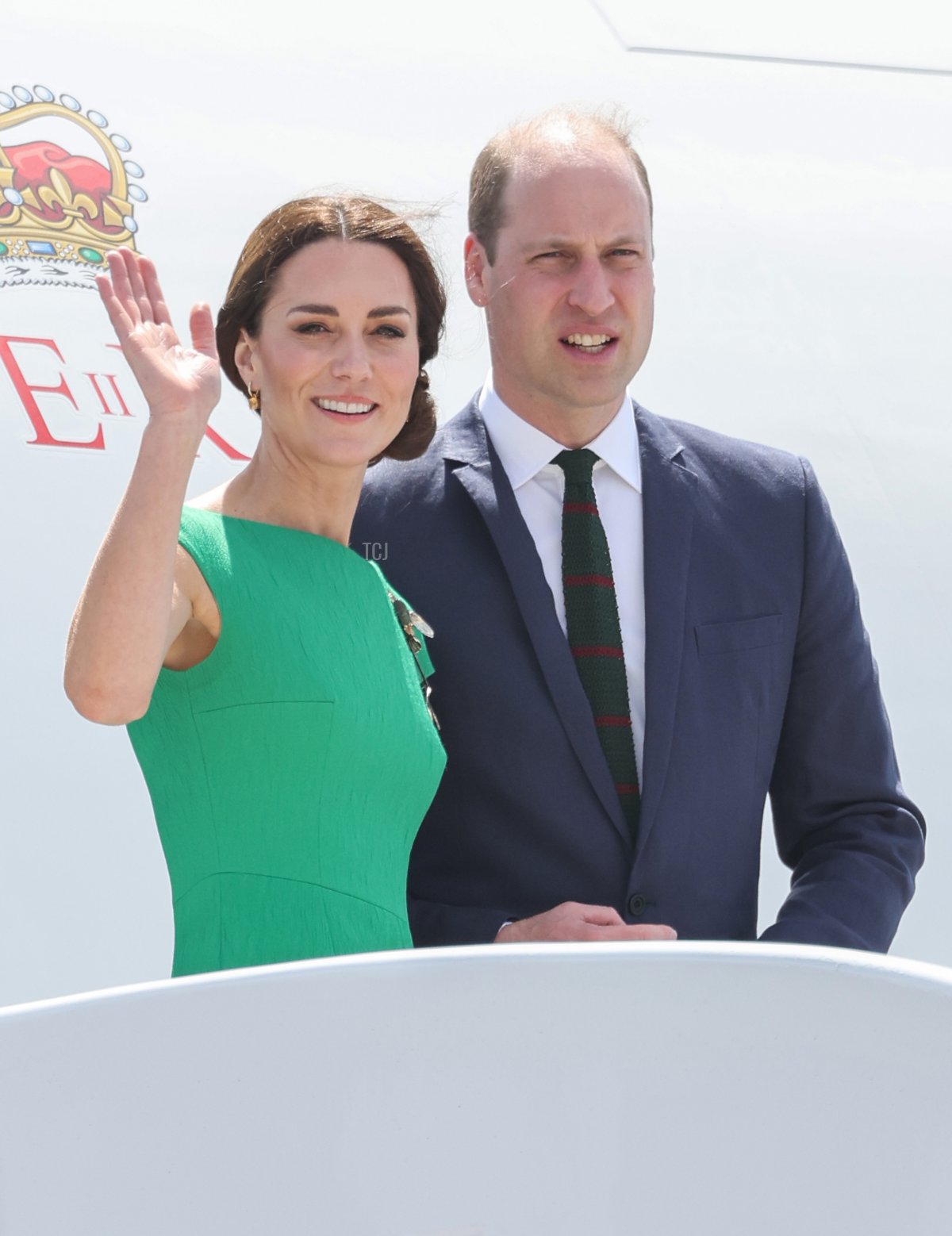 Catherine, Duchessa di Cambridge e il Principe William, Duca di Cambridge salutano mentre partono con il loro aereo RAF Voyager dall'Aeroporto Internazionale Norman Manley nel sesto giorno del Giubileo di Platino del Royal Tour dei Caraibi il 24 marzo 2022 a Kingston, Giamaica