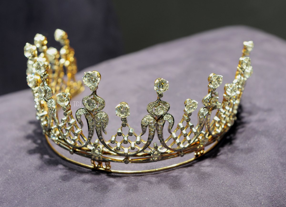 Il diadema in diamanti di Mike Todd, di proprietà dell'attrice americana Elizabeth Taylor, esposto durante una preview della collezione di Elizabeth Taylor il 1° dicembre 2011 da Christie's a New York