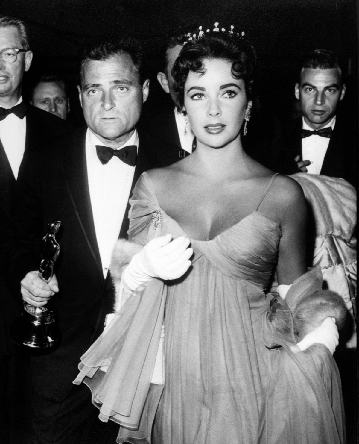 29ª Cerimonia degli Academy Awards (1957). Il produttore, Mike Todd riceve il premio per il miglior film per 