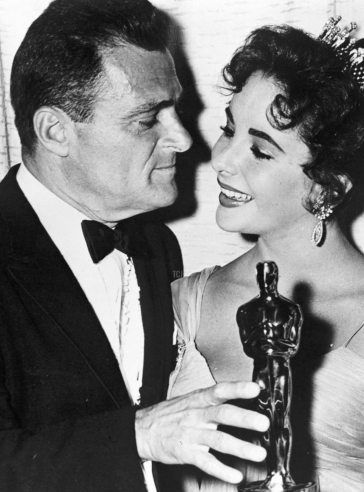 29ª Cerimonia degli Academy Awards (1957). Mike Todd riceve il premio per il miglior film per 