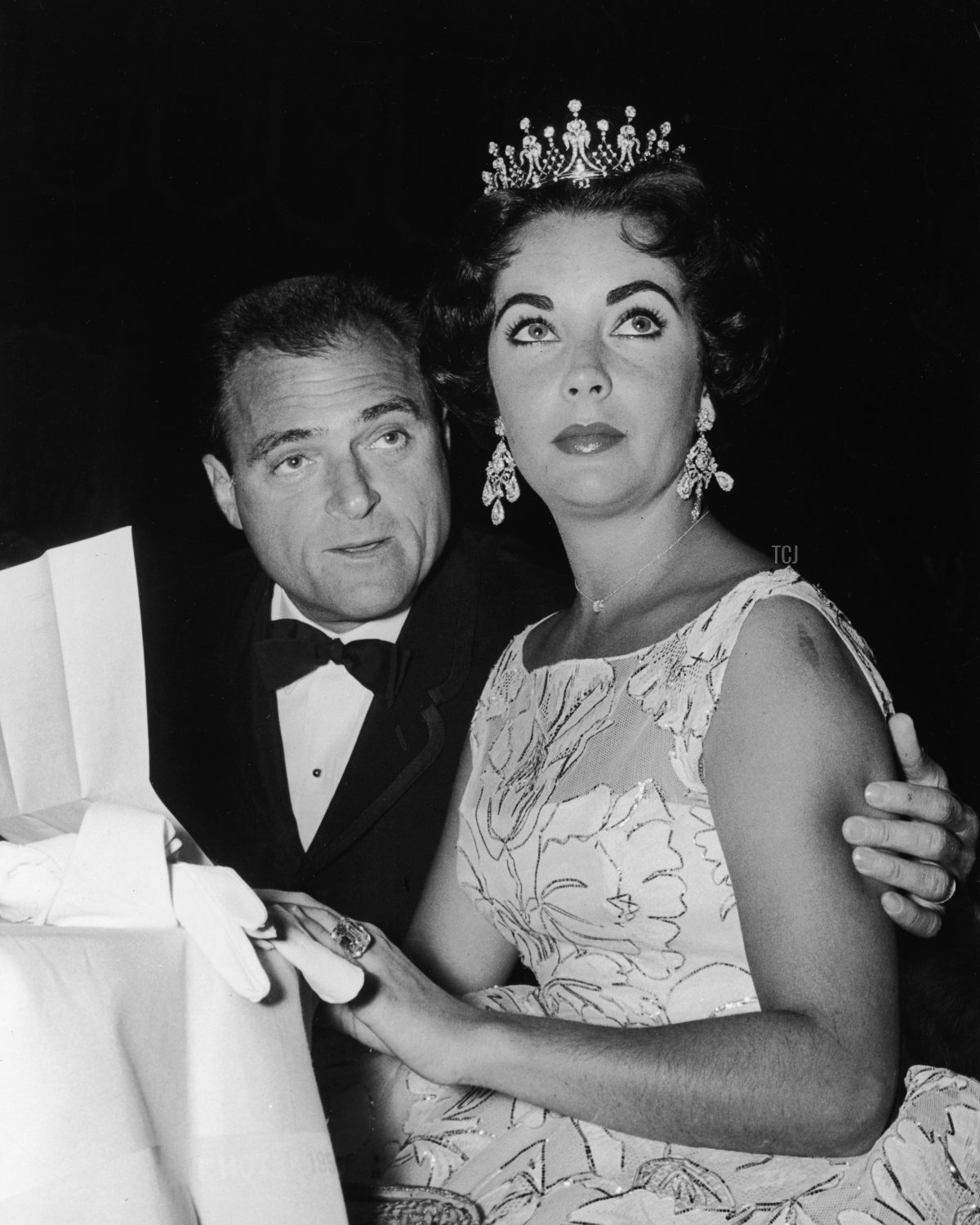 L'attrice di origine britannica Elizabeth Taylor mentre si trova con il suo terzo marito, il produttore cinematografico americano Mike Todd, durante una cerimonia dei Golden Globe al nightclub Coconut Grove a Hollywood, California, 1958