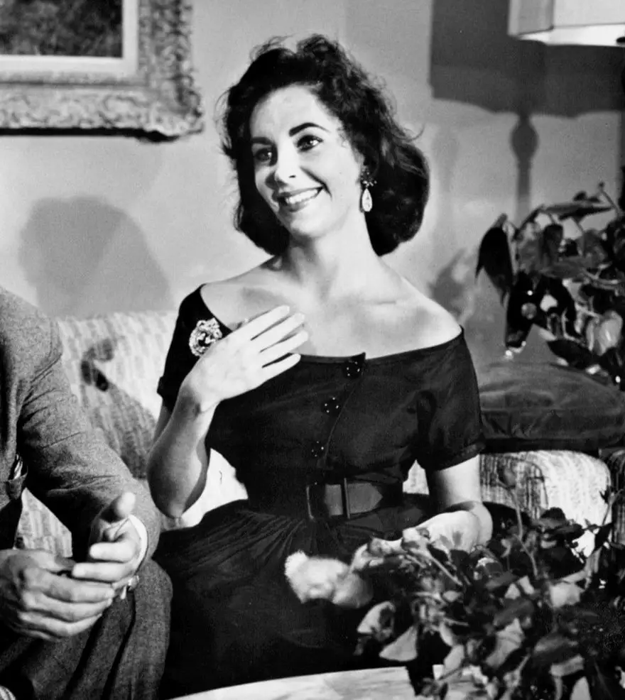 Foto di Mike Todd e Elizabeth Taylor dalla festa di anniversario del film Il giro del mondo in 80 giorni. CBS pagò Mike Todd per i diritti di coprire la celebrazione come uno speciale televisivo dal vivo. Lui e Taylor sono visti a casa in un filmato utilizzato per la copertura