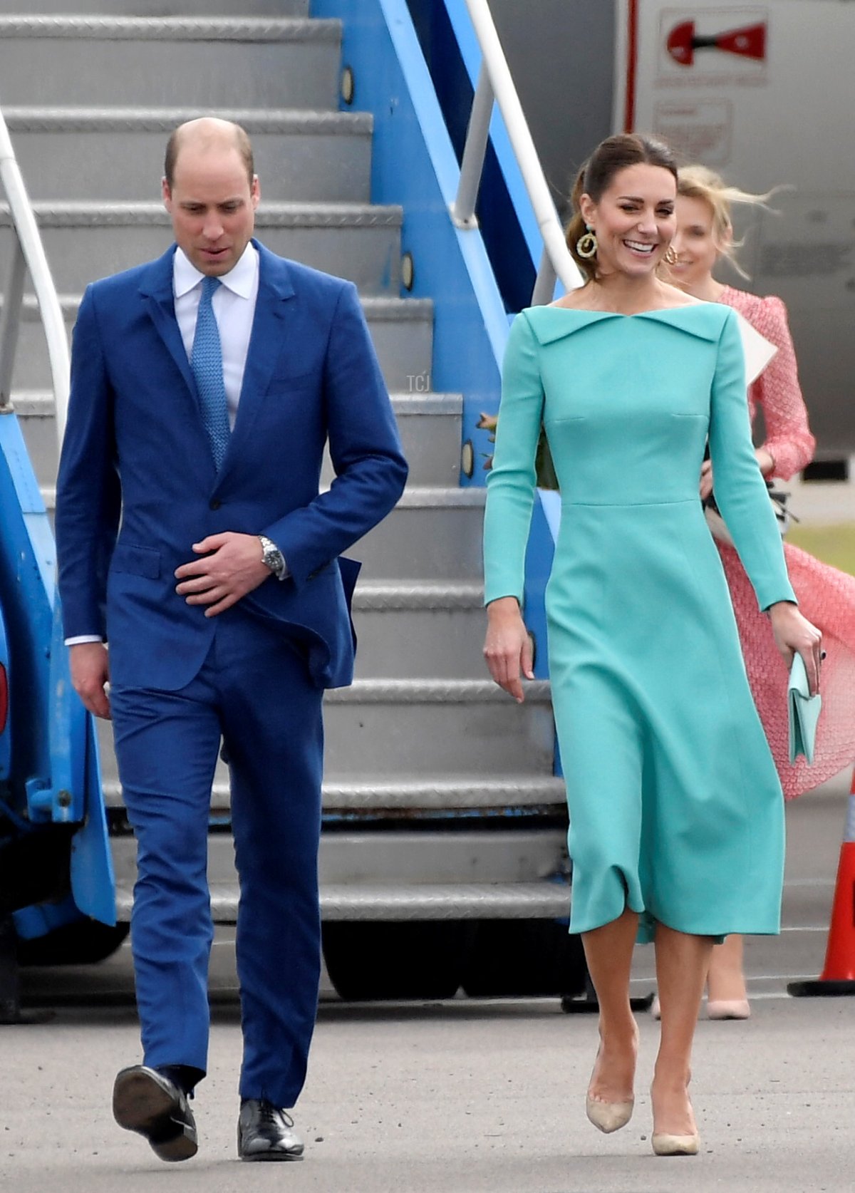 Il Principe William, Duca di Cambridge e Catherine, Duchessa di Cambridge durante l'arrivo ufficiale all'Aeroporto Internazionale Lynden Pindling il 24 marzo 2022 a Nassau, Bahamas