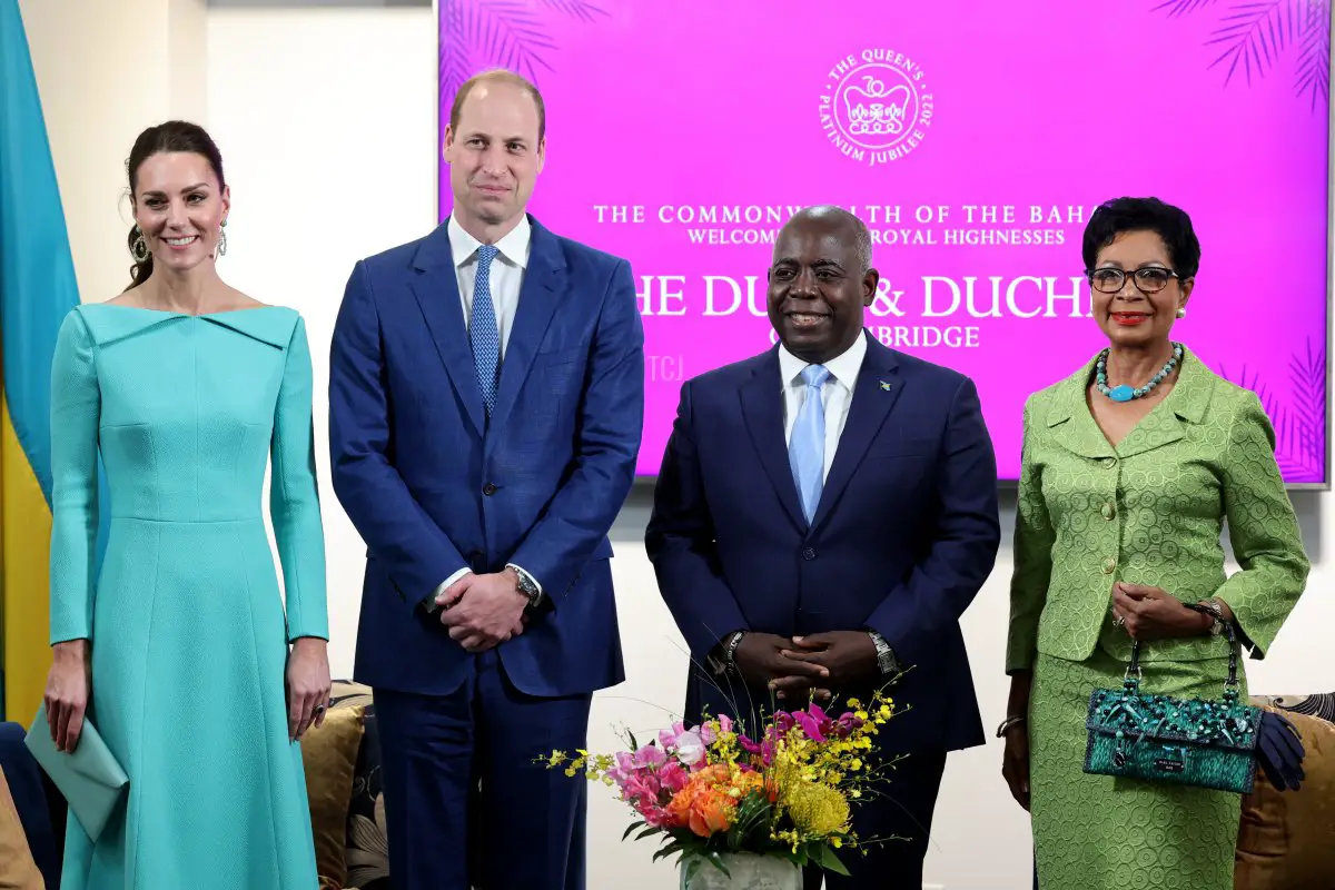 Catherine Duchessa di Cambridge (a sinistra) e il Principe William, Duca di Cambridge (secondo a sinistra) posano per una foto con il Primo Ministro delle Bahamas, Philip Davis (secondo a destra) e sua moglie Ann-Marie Davis (a destra)