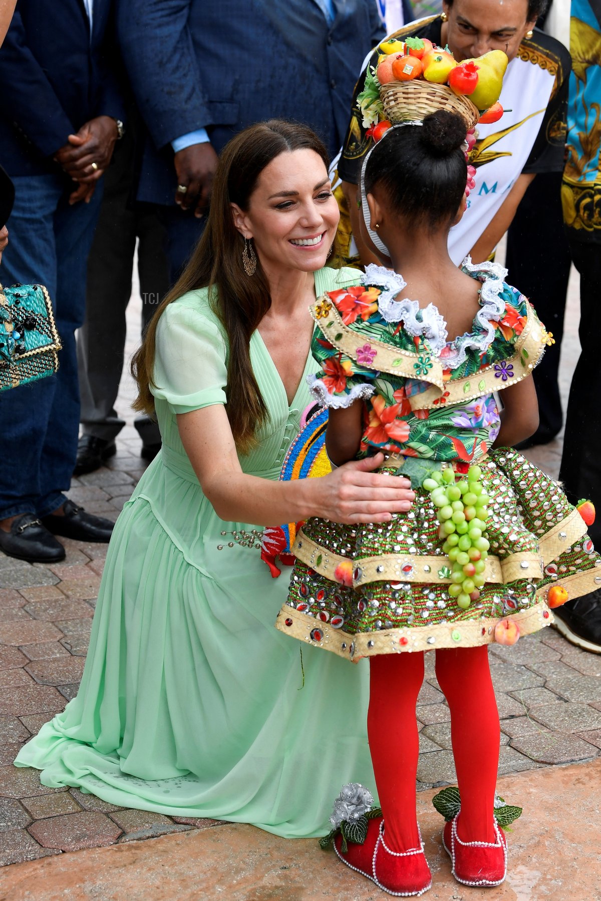 Catherine, Duchessa di Cambridge saluta un giovane performer durante la celebrazione tradizionale Bahamiana Jankadoo