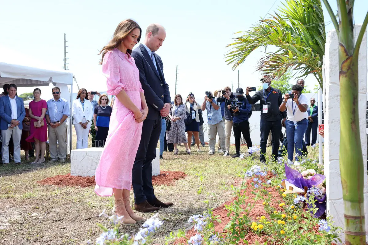 Catherine, Duchessa di Cambridge e Principe William, Duca di Cambridge visitano il Memorial Wall di Abaco