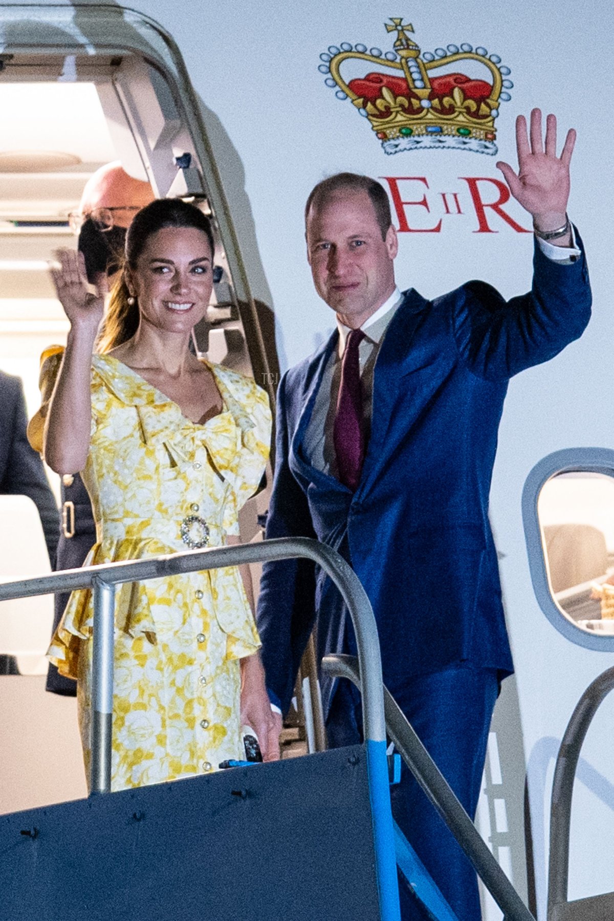 Catherine, Duchessa di Cambridge e Principe William salutano in aeroporto