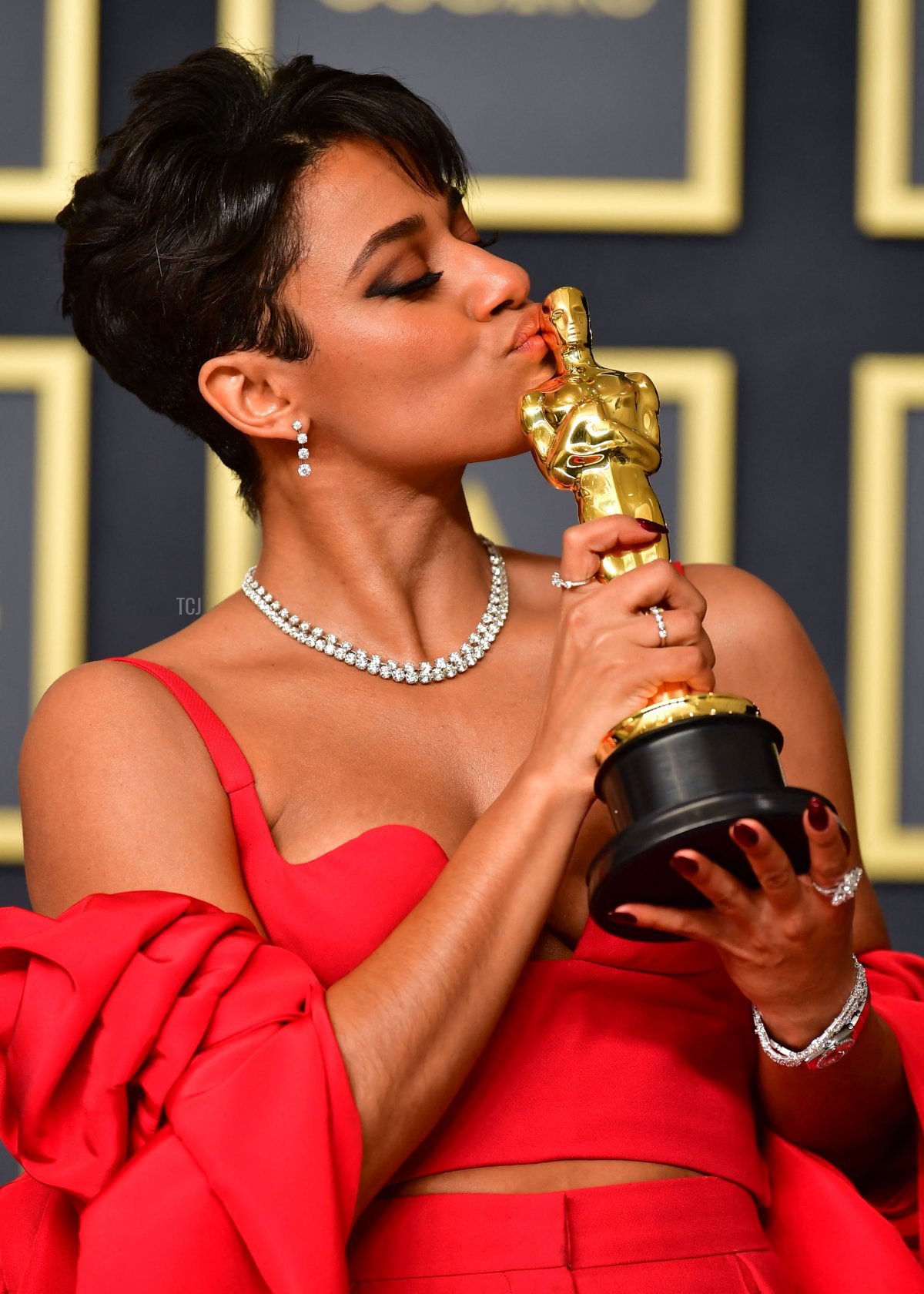 L'attrice Ariana DeBose posa con il suo Oscar come Miglior Attrice Non Protagonista per 'West Side Story' nella sala stampa durante i 94° Premi Oscar al Dolby Theatre di Hollywood, California il 27 marzo 2022