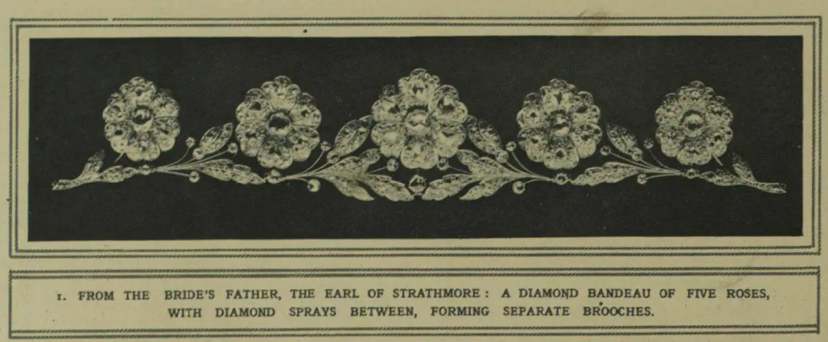 La Tiara della Rosa Strathmore, un regalo da Lord Strathmore, vista tra i regali nuziali di Elizabeth nell'Illustrated London News, aprile 1926 (Chronicle/Alamy)