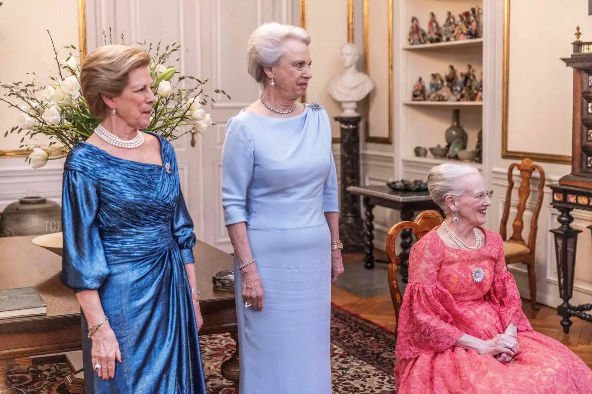 La regina Margrethe di Danimarca (L) e le sue sorelle, la principessa Benedikte (C) e la regina Anne-Marie, arrivano per ricevere gli ospiti prima dei balletti 'Palaeerne Danser' e 'Le dimore danzano' e di una cerimonia di premiazione con la regina Ingrid a Palazzo Amalienborg a Copenaghen, Danimarca, il 27 marzo 2022