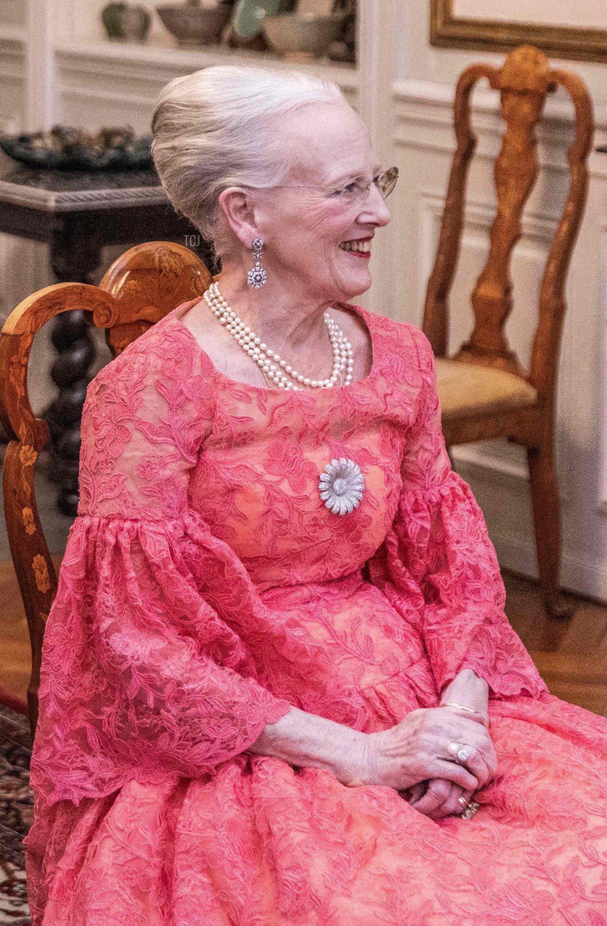 La regina Margrethe di Danimarca (L) e le sue sorelle, la principessa Benedikte (C) e la regina Anne-Marie, arrivano per ricevere gli ospiti prima dei balletti 'Palaeerne Danser' e 'Le dimore danzano' e di una cerimonia di premiazione con la regina Ingrid a Palazzo Amalienborg a Copenaghen, Danimarca, il 27 marzo 2022