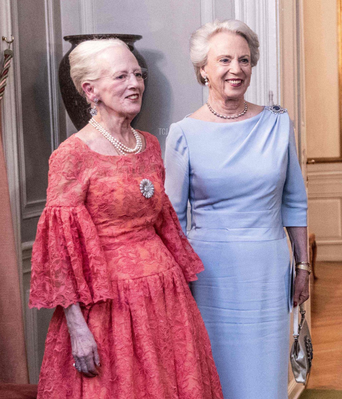 La regina Margrethe di Danimarca (L) e le sue sorelle, la principessa Benedikte (C) e la regina Anne-Marie, arrivano per ricevere gli ospiti prima dei balletti 'Palaeerne Danser' e 'Le dimore danzano' e di una cerimonia di premiazione con la regina Ingrid a Palazzo Amalienborg a Copenaghen, Danimarca, il 27 marzo 2022