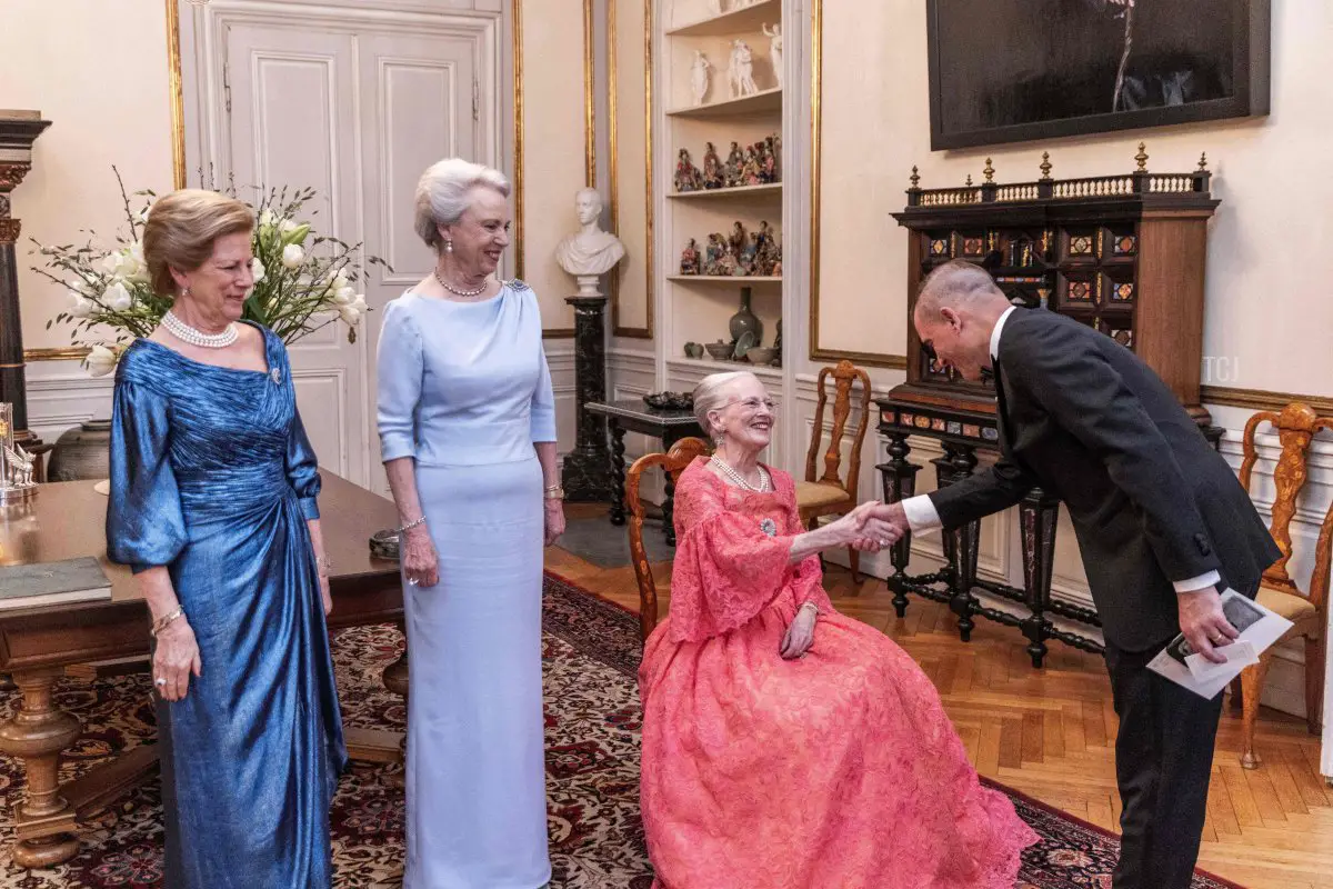 La regina Margrethe di Danimarca (L) e le sue sorelle, la principessa Benedikte (C) e la regina Anne-Marie, arrivano per ricevere gli ospiti prima dei balletti 'Palaeerne Danser' e 'Le dimore danzano' e di una cerimonia di premiazione con la regina Ingrid a Palazzo Amalienborg a Copenaghen, Danimarca, il 27 marzo 2022