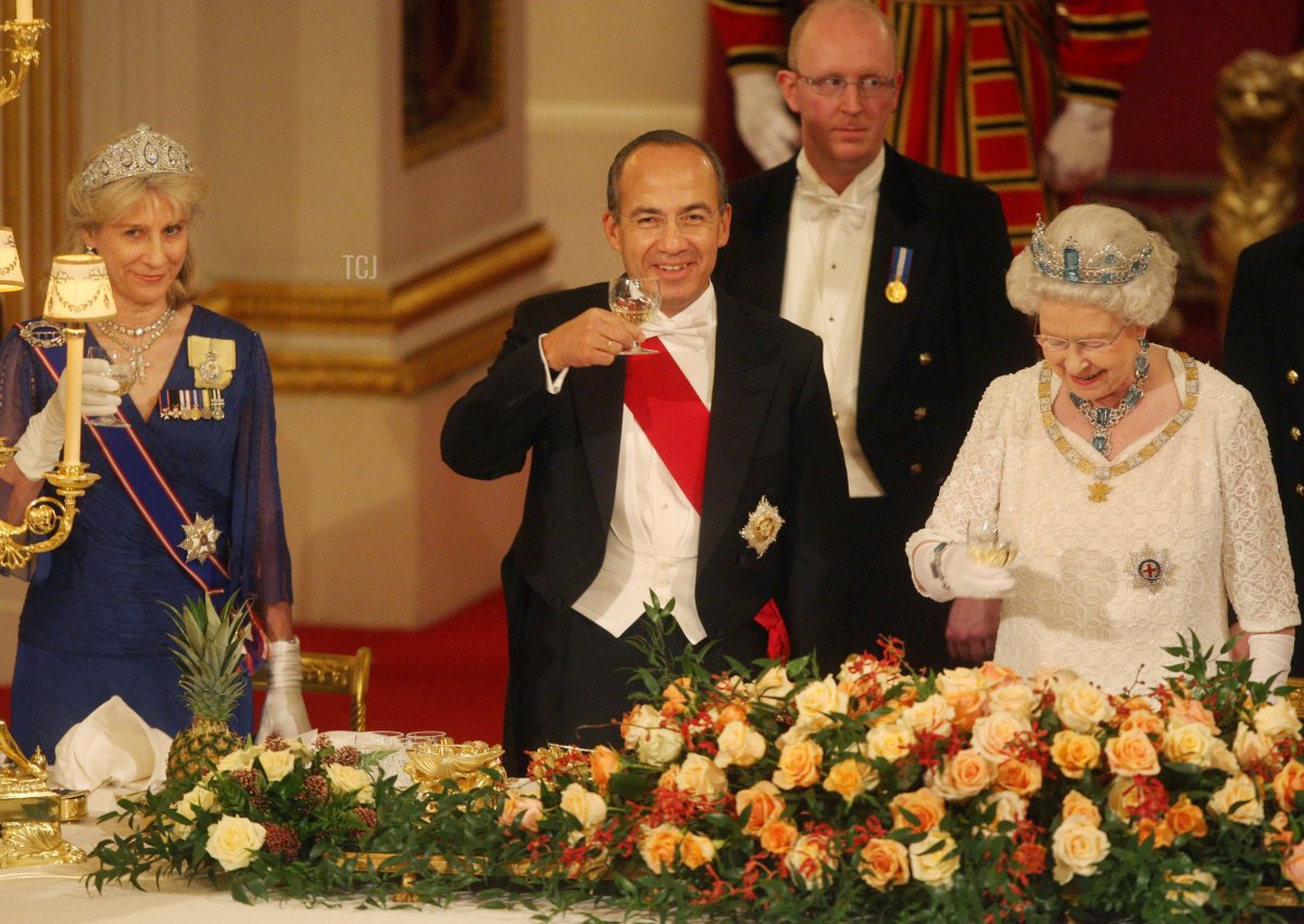 Il Presidente del Messico Felipe Calderon (al centro) e la Regina Elisabetta II (a destra) levano i bicchieri durante un banchetto di stato organizzato dalla Regina in onore del presidente e della first lady, all'interno della Sala da ballo di Buckingham Palace il 30 marzo 2009 a Londra, Inghilterra