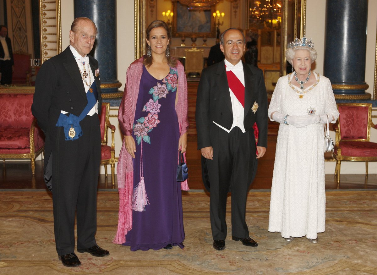 La Regina britannica Elisabetta (a destra) e il Duca di Edimburgo (a sinistra) posano con il Presidente del Messico Felipe Calderon e la first lady Margarita Zavala a Buckingham Palace a Londra prima del banchetto di stato il 30 marzo 2009