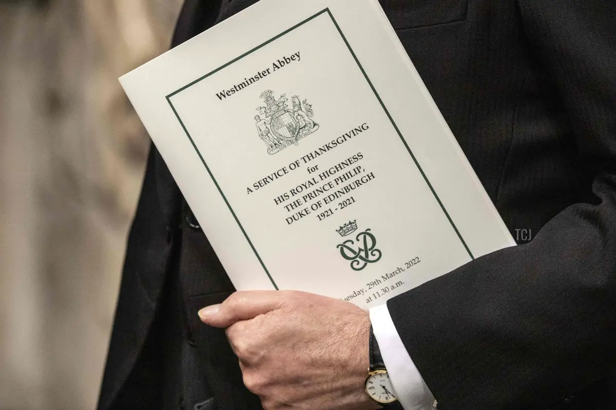 Un ordine di servizio è fotografato nella mano di un ospite durante un Servizio di Ringraziamento per il Principe Filippo, Duca di Edimburgo, all'Abbazia di Westminster a Londra il 29 marzo 2022