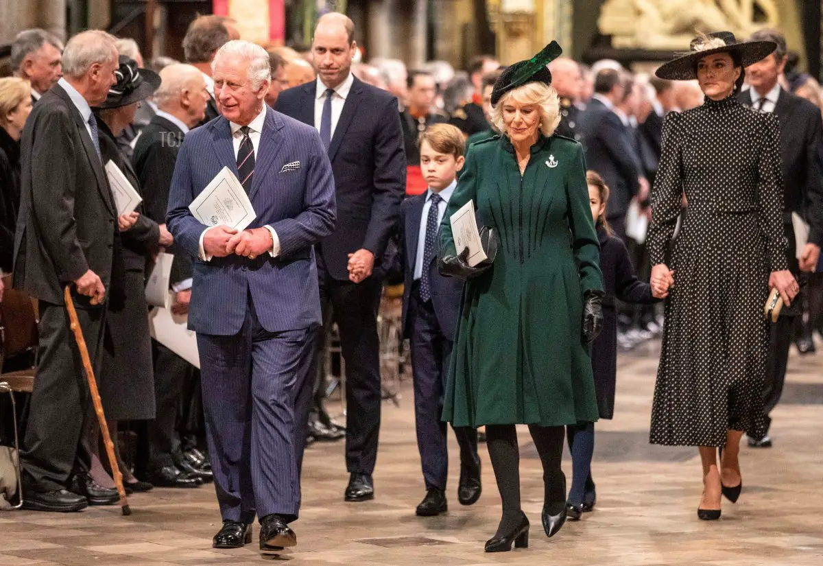 Il Principe Carlo, Principe di Galles (da sin), il Principe William, Duca di Cambridge, il Principe George di Cambridge, la Duchessa di Cornovaglia, la Principessa Charlotte di Cambridge (nascosta) e la Duchessa di Cambridge, arrivano per partecipare a un Servizio di Ringraziamento per il Principe Filippo, Duca di Edimburgo, all'Abbazia di Westminster a Londra il 29 marzo 2022