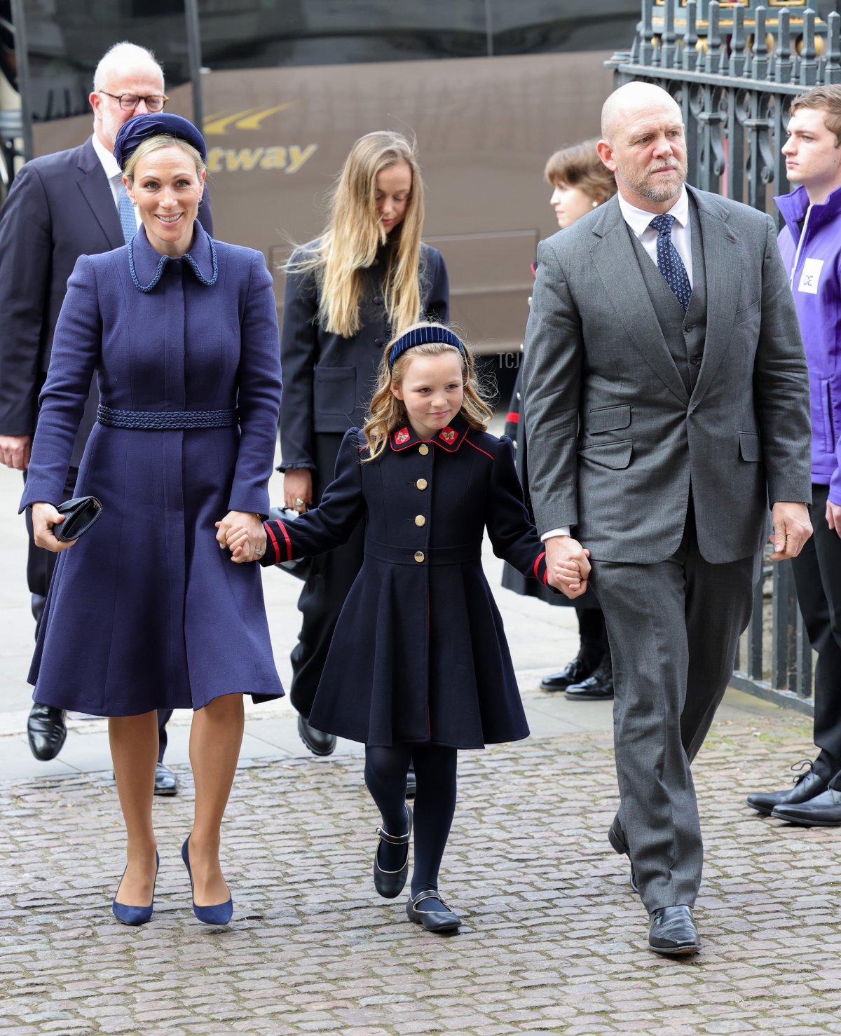 Zara Tindall, Mia Grace Tindall e Mike Tindall partecipano al servizio commemorativo per il Duca di Edimburgo all'Abbazia di Westminster il 29 marzo 2022 a Londra, Inghilterra