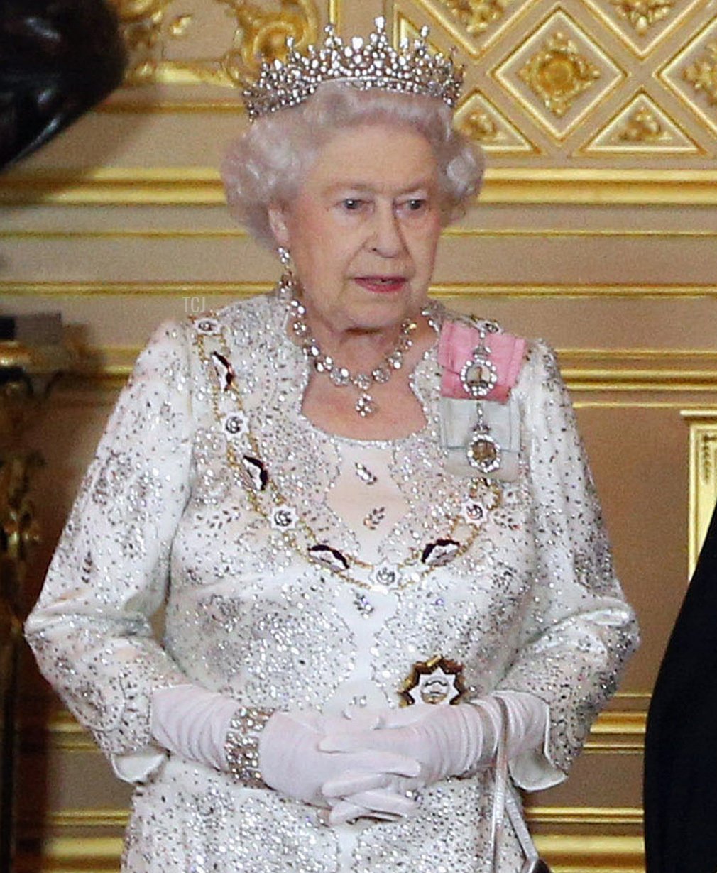 L'Emiro del Kuwait Sheikh Sabah al-Ahmad al-Jaber al-Sabah (S) posa con la Regina Elisabetta II (D) al Castello di Windsor il 27 novembre 2012 prima di un banchetto di Stato in onore della visita dell'Emiro in Gran Bretagna