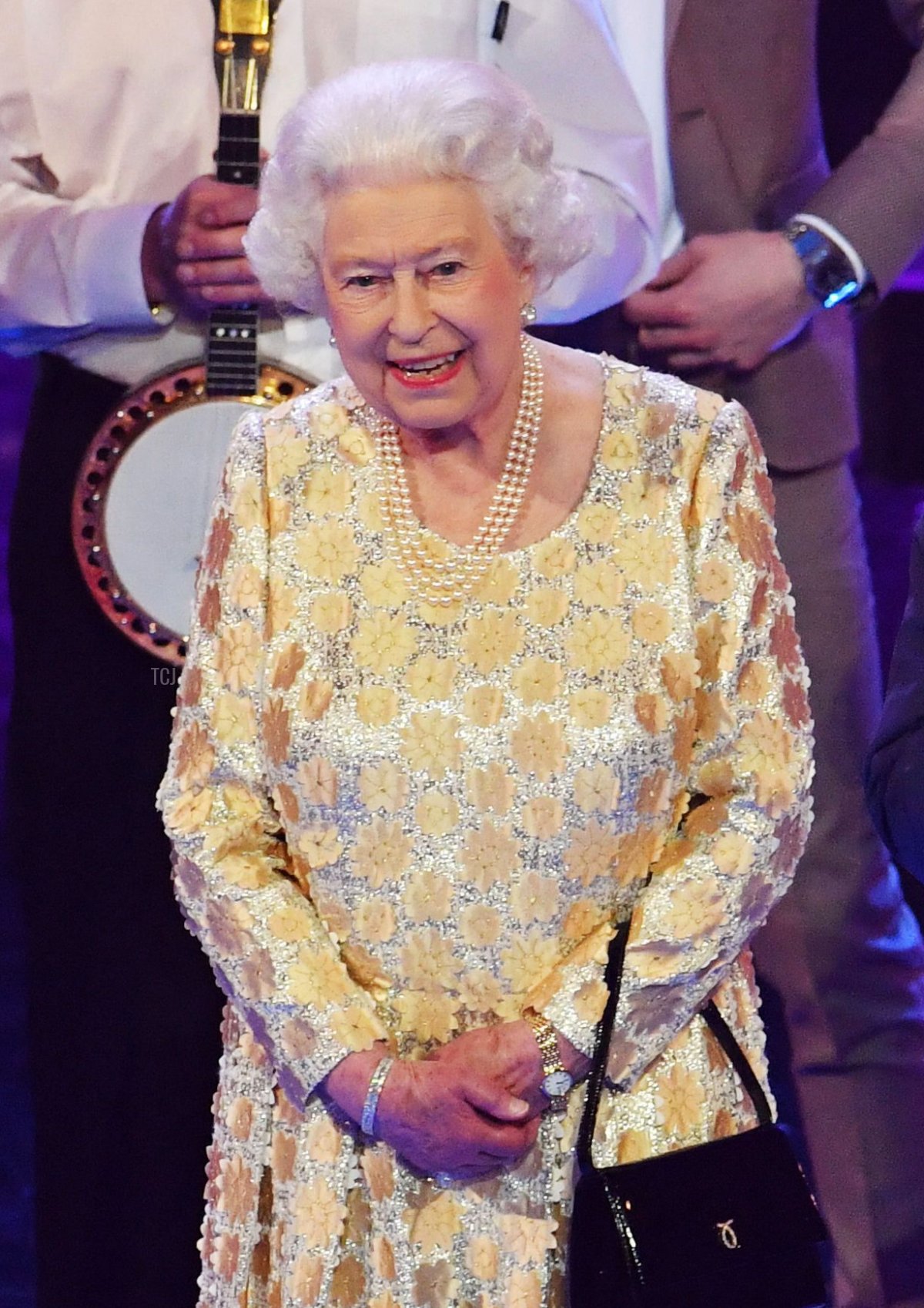 Il Principe Carlo, Principe di Galles (D), rende omaggio a sua madre, la Regina Elisabetta II (S), durante il concerto per il compleanno della Regina presso il Royal Albert Hall a Londra il 21 aprile 2018