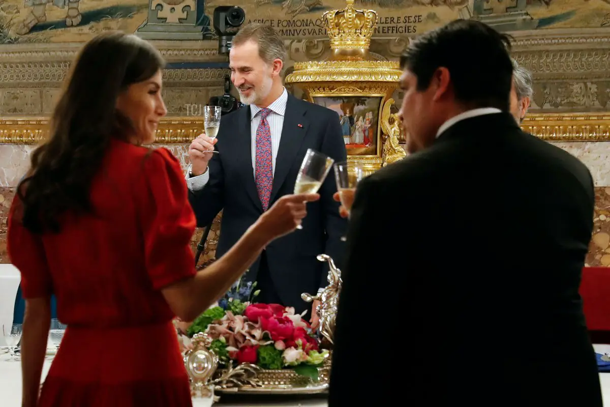 Re Felipe VI di Spagna (C), sua moglie la regina Letizia (L) e il Presidente della Costa Rica Carlos Alvarado Quesada brindano durante un pranzo ufficiale tenuto al Palazzo Reale di Madrid il 28 marzo 2022