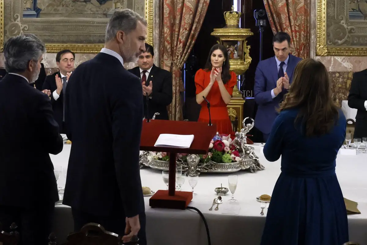 Il Ministro degli Affari Esteri spagnolo Jose Manuel Albares, Re Felipe VI di Spagna, il Presidente della Costa Rica Carlos Alvarado Quesada, la regina Letizia di Spagna e il Primo Ministro spagnolo Pedro Sanchez partecipano a un pranzo ufficiale al Palazzo Reale spagnolo a Madrid il 28 marzo 2022