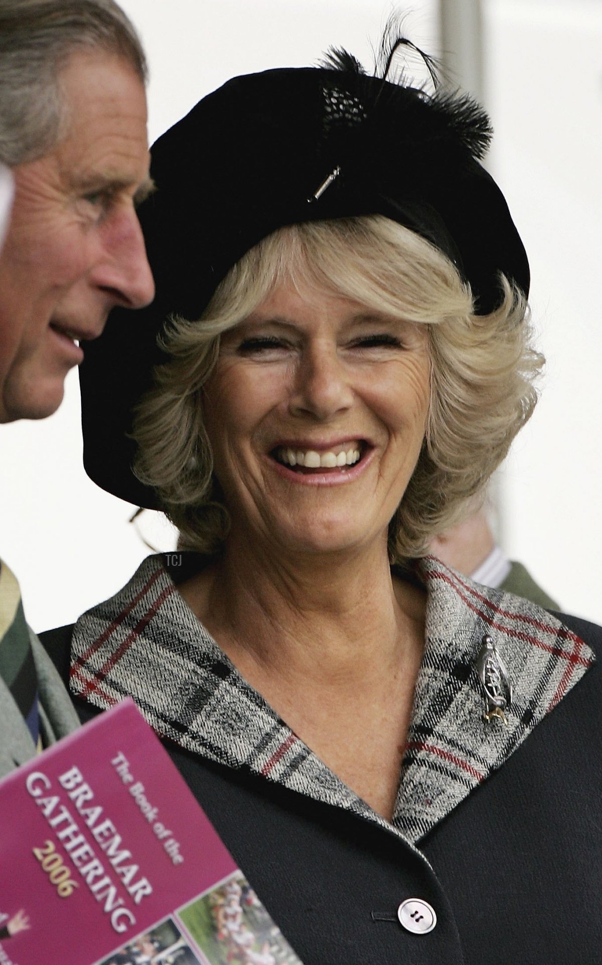 La Regina Elisabetta II, il Principe Carlo, Il Principe di Galles e Camilla, Duchessa di Cornovaglia, ridono mentre guardano il Balmoral competere nella gara di tiro alla fune durante il Braemar Gathering il 2 settembre 2006 a Braemar, Scozia