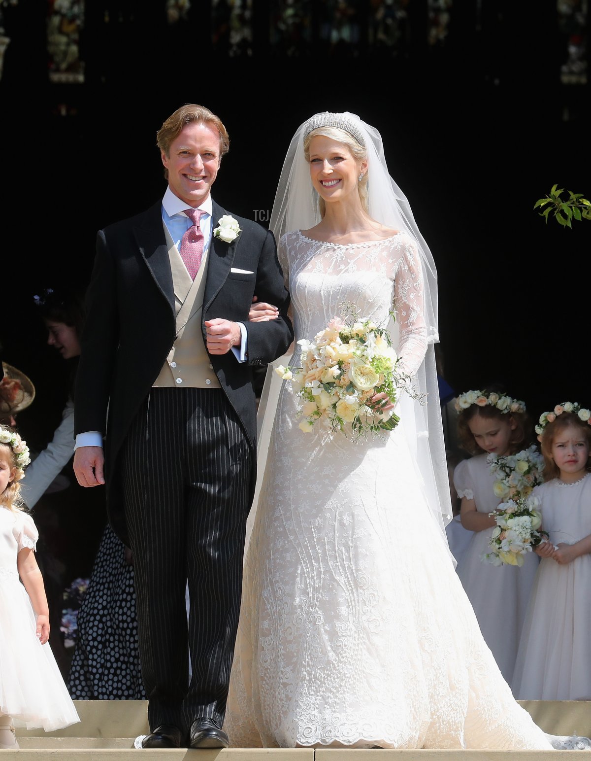 Neo sposi, Mr Thomas Kingston e Lady Gabriella Windsor si scambiano un bacio sui gradini della cappella dopo il loro matrimonio nella Cappella di St George il 18 maggio 2019 a Windsor, Inghilterra