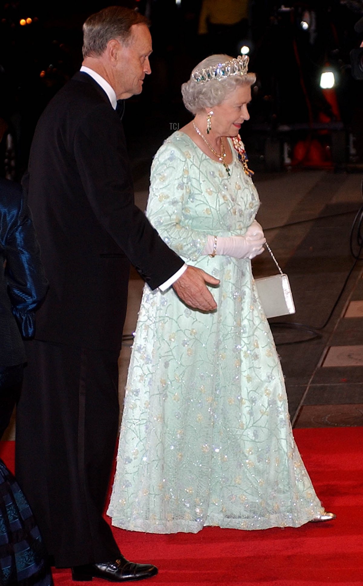 Il Primo Ministro canadese Jean Chretien (a sinistra) accompagna la Regina Elisabetta II a un evento di gala nell'ambito delle celebrazioni del Giubileo d'oro in Canada, il 10 ottobre 2002